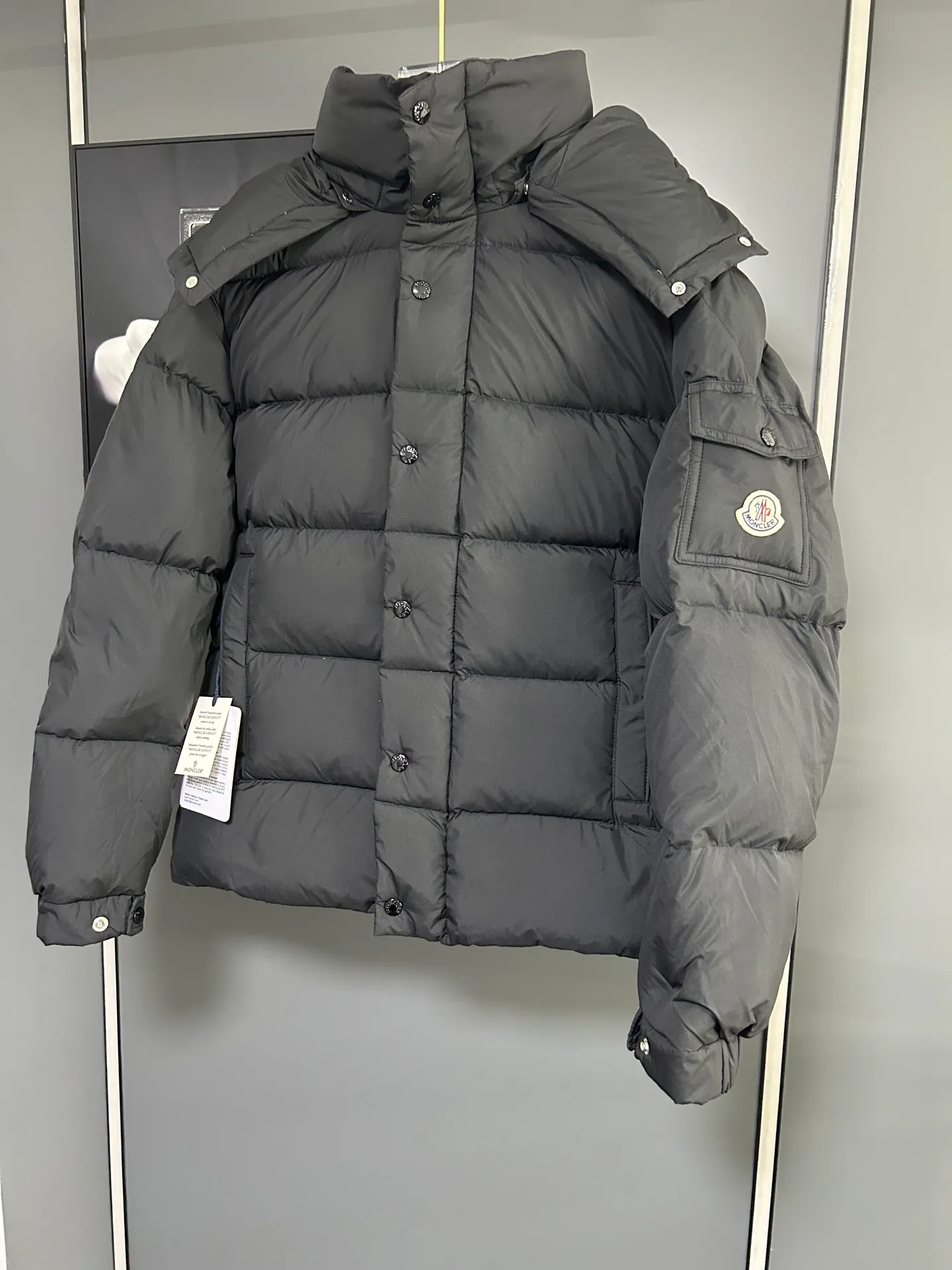 P840 MONCLER matte Maya down jacket. Process description: Made of the brand's iconic longue saison fabric, it has both light texture and excellent thermal insulation performance. This unisex down jacket has a matte appearance and is lined with lon léger brillant material to ensure comfort. Its core filling is 90% high-quality goose down, with a down filling capacity of 204 grams, providing excellent thermal insulation effect. The design continues the classic elements of Moner, with the short silhouette and sleeve patch pocket details paying tribute to the Maya series. In terms of functionality, it is equipped with a detachable and adjustable hood, a dual zipper and snap button opening system, and a zipper pocket to enhance practicality. The sleeves are specially designed with adjustable cuffs and a drawstring hem design, so you can freely adjust the tightness according to your needs. The overall craftsmanship is exquisite, which not only retains Moner's consistent fashion genes, but also enhances the convenience of daily wear through exquisite detail processing. ⚠️Color: Black ⚠️Size: 12345