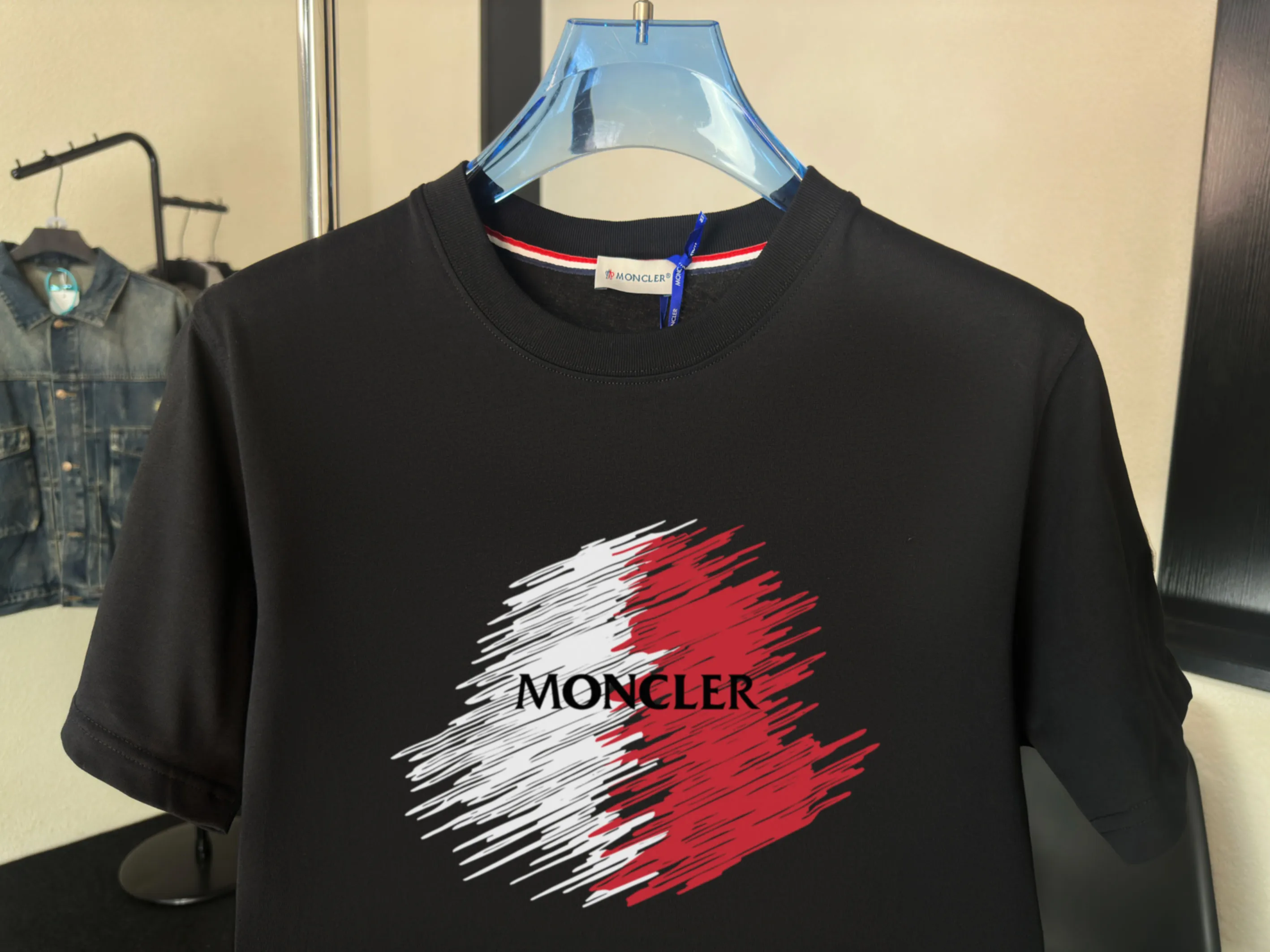 P140 Upgraded version "Mobile phone smart sensor ~ NFC chip armband ~ Direct access to the official website for anti-counterfeiting" "Moncler ~ Mouth Mouth" 2025 new high-quality round neck short-sleeved T-shirt. The cuffs have imported embroidered labels. Customized dyeing, very comfortable to touch. Super versatile and good-looking short-sleeved. Complete with three labels. Non-market ordinary version. Feel free to compare. Quality is absolutely guaranteed! ‼ First of all, this original fabric is all custom-woven with 32-count double yarn fabric, 250G, and the weight is the same‼ Fine workmanship, double waistcoat method, double waistcoat method, double waistcoat method makes the whole dress more three-dimensional, which is not a craft that ordinary T-shirts can achieve🤪 Size: S-M-L-XL-2XL Color: black, white, apricot, same style for men and women