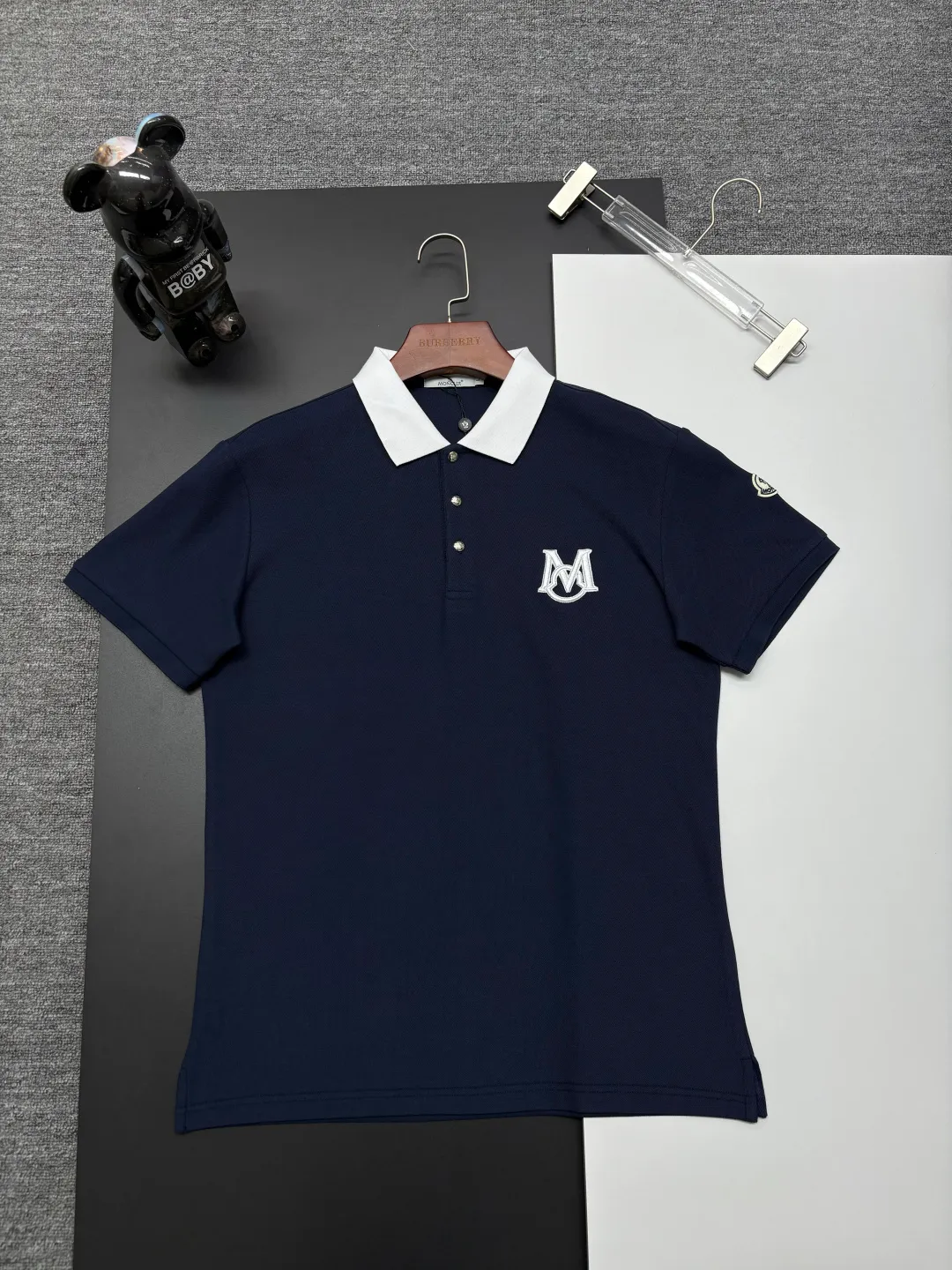 P180 MONCLER Mouth Covered Letter LOGO Embroidered New Polo Shirt Original fabric Official same style Made of 210g pure cotton pique fabric, customized same-tank dyed fabric Very comfortable and smooth to the touch Very wide and stylish Produced by a first-line brand OEM factory Imported Behringer embroidery machine The embroidery is full and textured The collar and collar ribs are woven with imported yarn and will not deform after long-term wear The latest style for spring and summer Fashionable and individual Super versatile and good-looking one It is very suitable for both men and women. A must-have item for everyone. Color: Black White Royal Blue Size: M-3XL