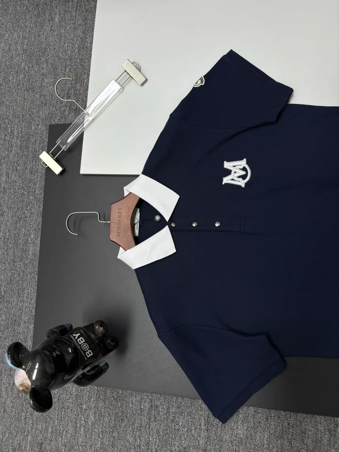P180 MONCLER Mouth Covered Letter LOGO Embroidered New Polo Shirt Original fabric Official same style Made of 210g pure cotton pique fabric, customized same-tank dyed fabric Very comfortable and smooth to the touch Very wide and stylish Produced by a first-line brand OEM factory Imported Behringer embroidery machine The embroidery is full and textured The collar and collar ribs are woven with imported yarn and will not deform after long-term wear The latest style for spring and summer Fashionable and individual Super versatile and good-looking one It is very suitable for both men and women. A must-have item for everyone. Color: Black White Royal Blue Size: M-3XL