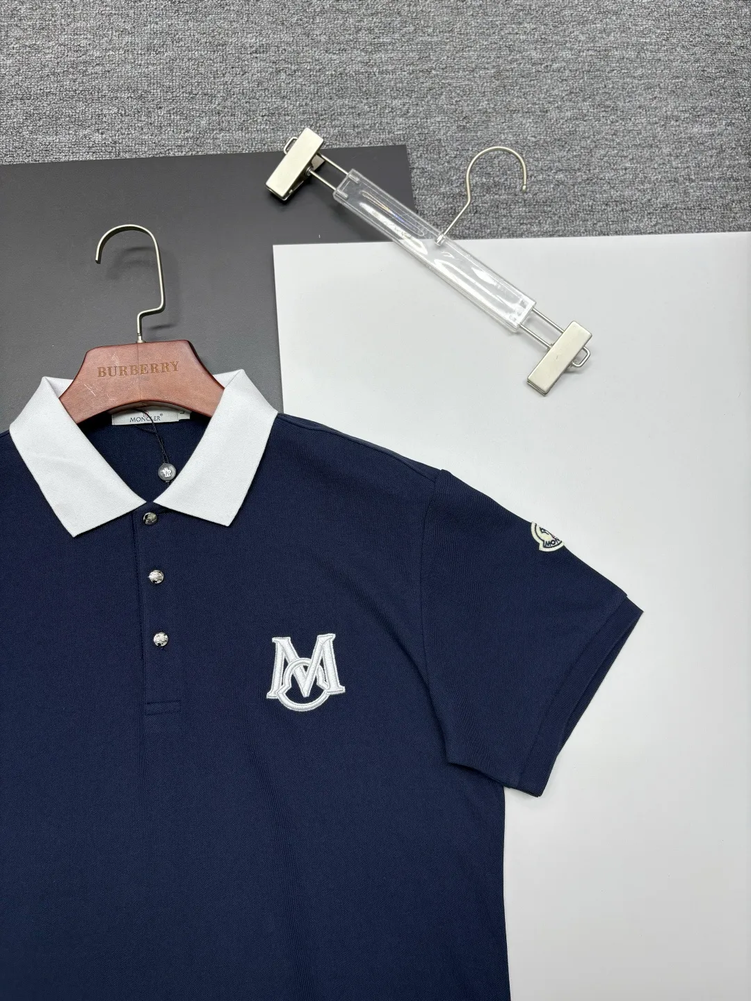 P180 MONCLER Mouth Covered Letter LOGO Embroidered New Polo Shirt Original fabric Official same style Made of 210g pure cotton pique fabric, customized same-tank dyed fabric Very comfortable and smooth to the touch Very wide and stylish Produced by a first-line brand OEM factory Imported Behringer embroidery machine The embroidery is full and textured The collar and collar ribs are woven with imported yarn and will not deform after long-term wear The latest style for spring and summer Fashionable and individual Super versatile and good-looking one It is very suitable for both men and women. A must-have item for everyone. Color: Black White Royal Blue Size: M-3XL