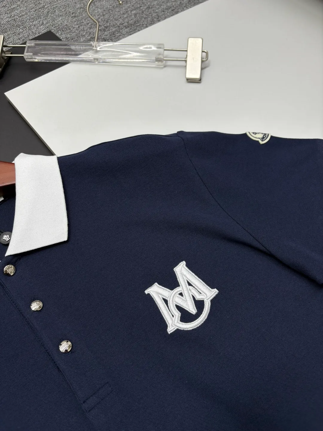 P180 MONCLER Mouth Covered Letter LOGO Embroidered New Polo Shirt Original fabric Official same style Made of 210g pure cotton pique fabric, customized same-tank dyed fabric Very comfortable and smooth to the touch Very wide and stylish Produced by a first-line brand OEM factory Imported Behringer embroidery machine The embroidery is full and textured The collar and collar ribs are woven with imported yarn and will not deform after long-term wear The latest style for spring and summer Fashionable and individual Super versatile and good-looking one It is very suitable for both men and women. A must-have item for everyone. Color: Black White Royal Blue Size: M-3XL