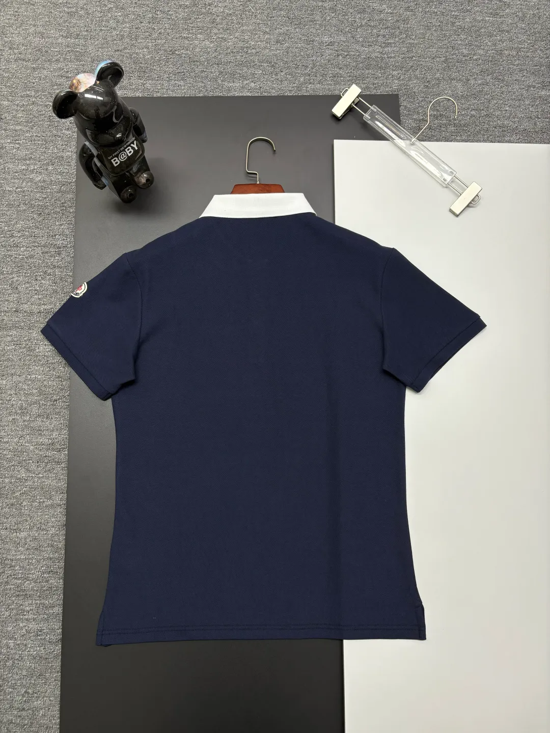 P180 MONCLER Mouth Covered Letter LOGO Embroidered New Polo Shirt Original fabric Official same style Made of 210g pure cotton pique fabric, customized same-tank dyed fabric Very comfortable and smooth to the touch Very wide and stylish Produced by a first-line brand OEM factory Imported Behringer embroidery machine The embroidery is full and textured The collar and collar ribs are woven with imported yarn and will not deform after long-term wear The latest style for spring and summer Fashionable and individual Super versatile and good-looking one It is very suitable for both men and women. A must-have item for everyone. Color: Black White Royal Blue Size: M-3XL