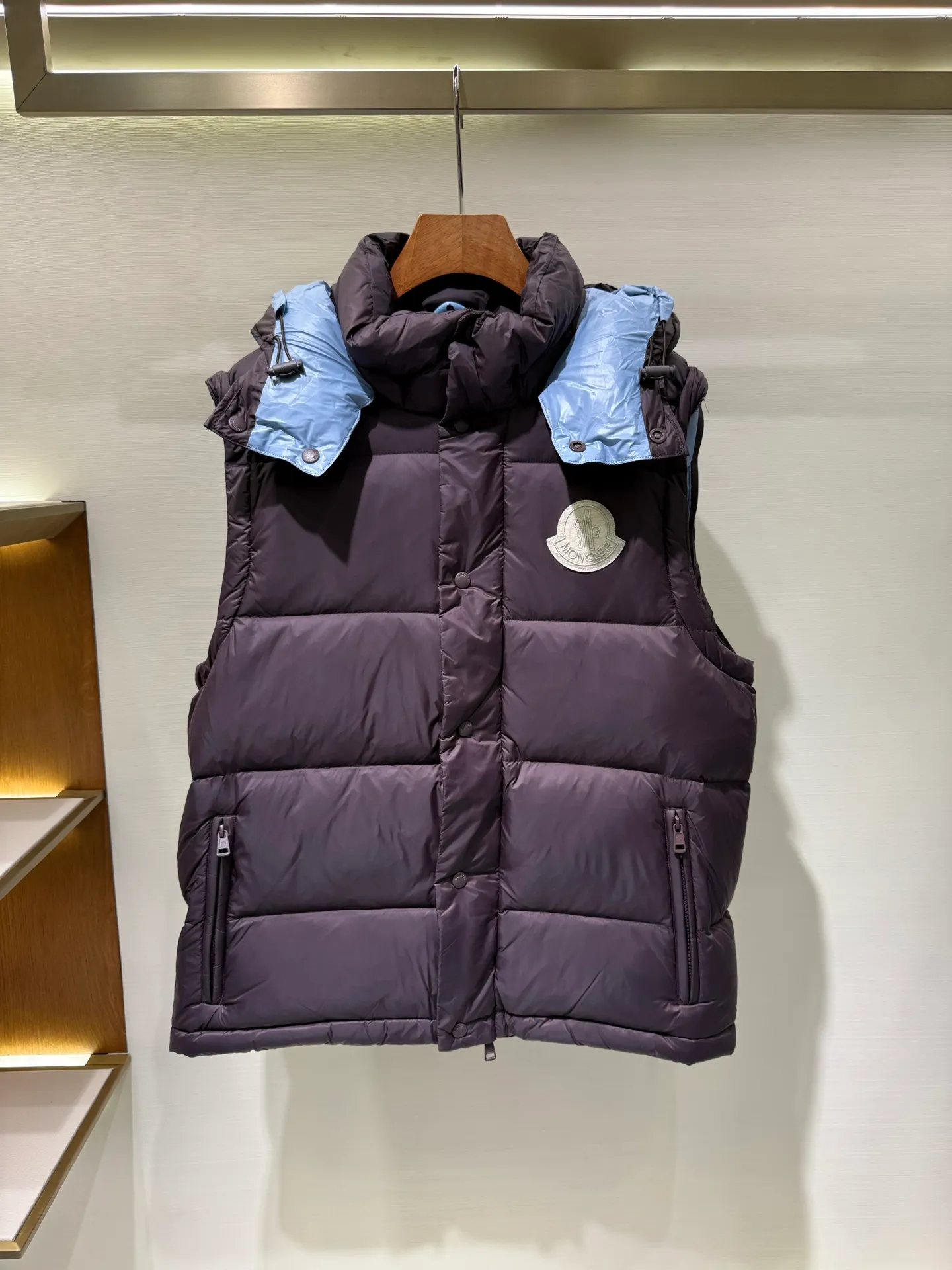 P1340 Moncler Cyclone men's 2-in-1 down jacket (disassembly details) The Cyclone down jacket interprets the classic silhouette of the 1980s with a modern approach and adopts a new simple version design. This short down jacket is made from nylon and features easily removable sleeves, allowing you to convert the jacket into a vest. A removable hood and contrast lining complete the design.  Fabric: Made of nylon fabric, lined with Nylon laqué and filled with down, 100% nylon, filling: 95 white duck down, filling capacity of about 300g (washed standard goose down), please order the goose down version if you need it. Craftsmanship: detachable hood and sleeves, zipper and snap button closure, zipper pocket, elastic cuffs, elastic drawstring hem, supports NFC chip sensing, size: 1 2 3 4 5, color: dark blue, dark brown 0556080