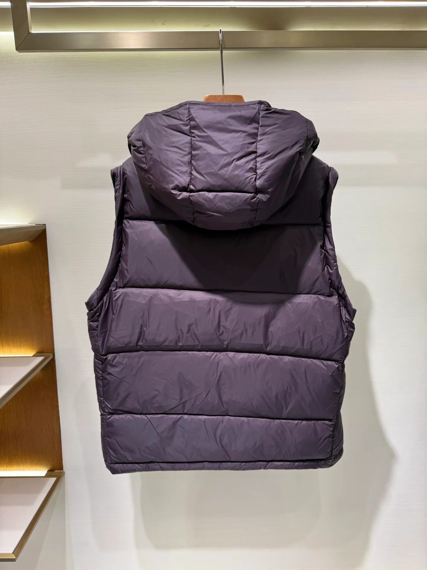 P1340 Moncler Cyclone men's 2-in-1 down jacket (disassembly details) The Cyclone down jacket interprets the classic silhouette of the 1980s with a modern approach and adopts a new simple version design. This short down jacket is made from nylon and features easily removable sleeves, allowing you to convert the jacket into a vest. A removable hood and contrast lining complete the design.  Fabric: Made of nylon fabric, lined with Nylon laqué and filled with down, 100% nylon, filling: 95 white duck down, filling capacity of about 300g (washed standard goose down), please order the goose down version if you need it. Craftsmanship: detachable hood and sleeves, zipper and snap button closure, zipper pocket, elastic cuffs, elastic drawstring hem, supports NFC chip sensing, size: 1 2 3 4 5, color: dark blue, dark brown 0556080