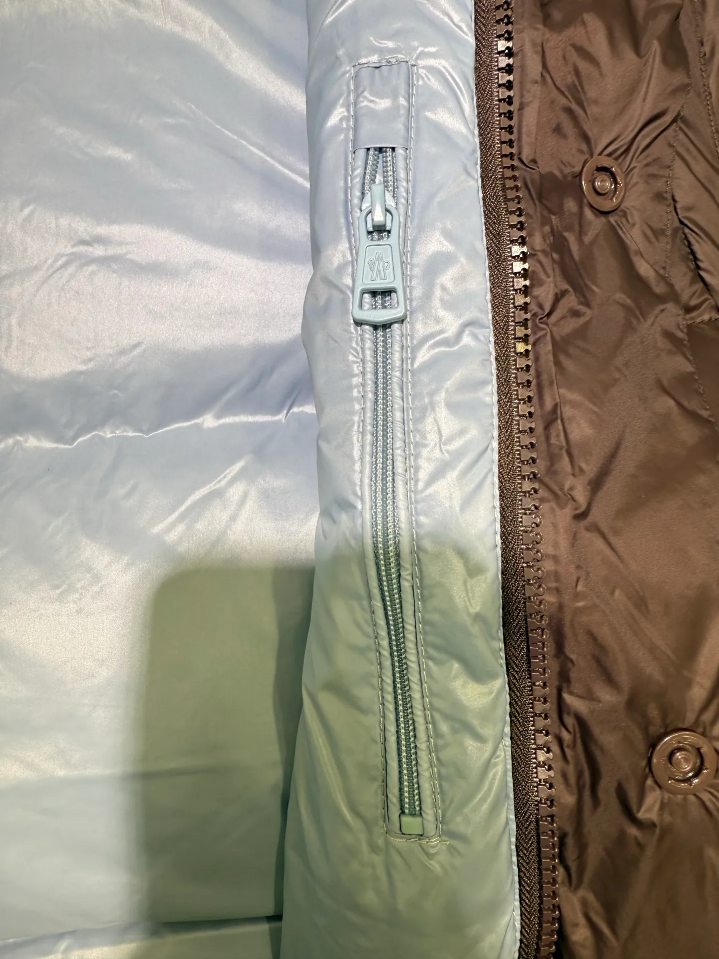 P1340 Moncler Cyclone men's 2-in-1 down jacket (disassembly details) The Cyclone down jacket interprets the classic silhouette of the 1980s with a modern approach and adopts a new simple version design. This short down jacket is made from nylon and features easily removable sleeves, allowing you to convert the jacket into a vest. A removable hood and contrast lining complete the design.  Fabric: Made of nylon fabric, lined with Nylon laqué and filled with down, 100% nylon, filling: 95 white duck down, filling capacity of about 300g (washed standard goose down), please order the goose down version if you need it. Craftsmanship: detachable hood and sleeves, zipper and snap button closure, zipper pocket, elastic cuffs, elastic drawstring hem, supports NFC chip sensing, size: 1 2 3 4 5, color: dark blue, dark brown 0556080