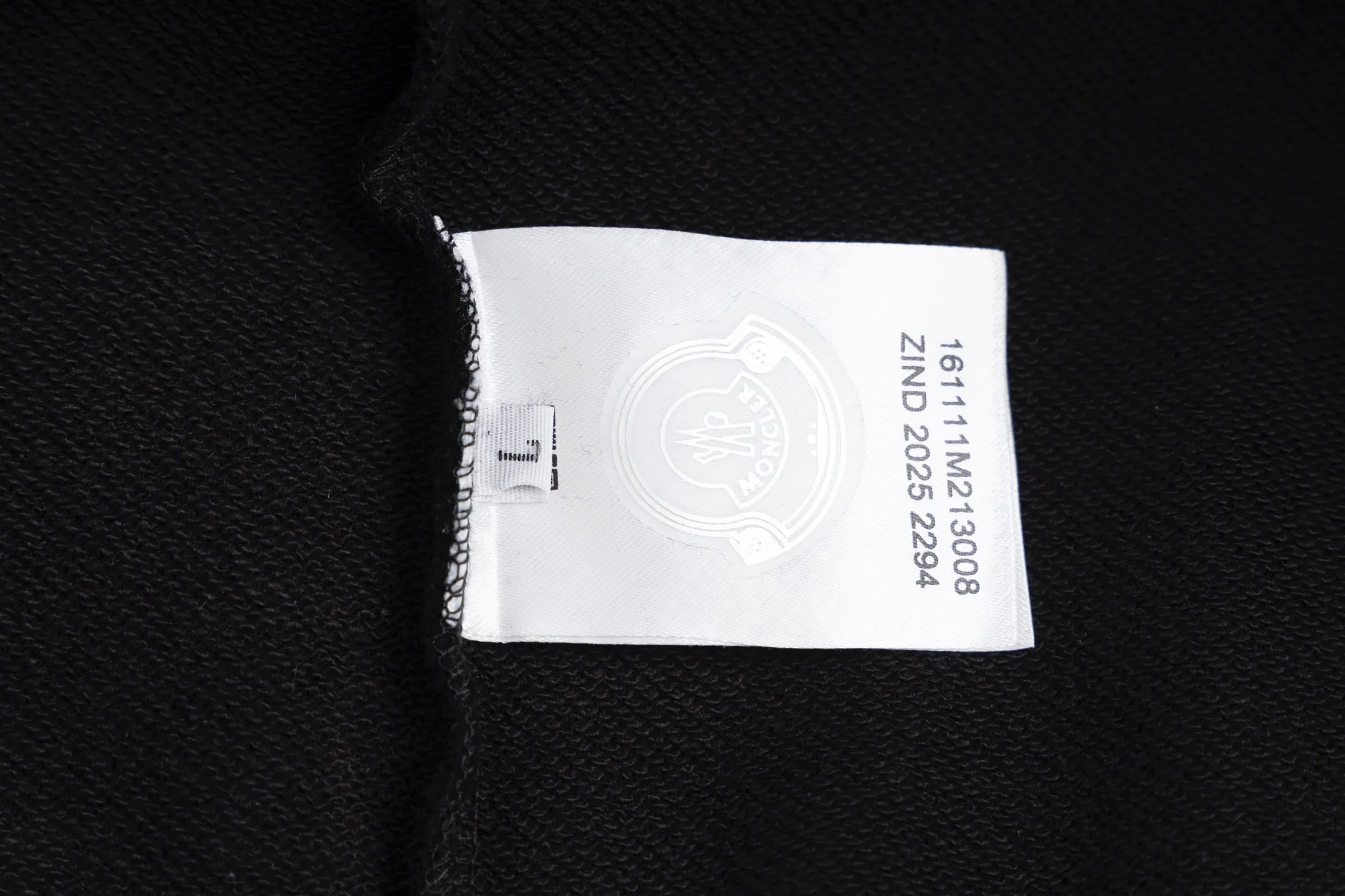 P230 model number SL334 MONCLER masked letter logo embroidered round neck sweatshirt. The fabric is made of 400g terry terry with a high weight of 95 cotton 5 hydrogen fiber 1×1 double yarn. It will not deform after washing for a lifetime. The same style for men and women. Official website details are the same. Full set of packaging. Complete three standards. Moisture-proof paper. Distinguish market currency. Feel free to compare OS version. Can wear up to 200 pounds. The upper body is comfortable and stylish. Color: black and white. Size: S-XL