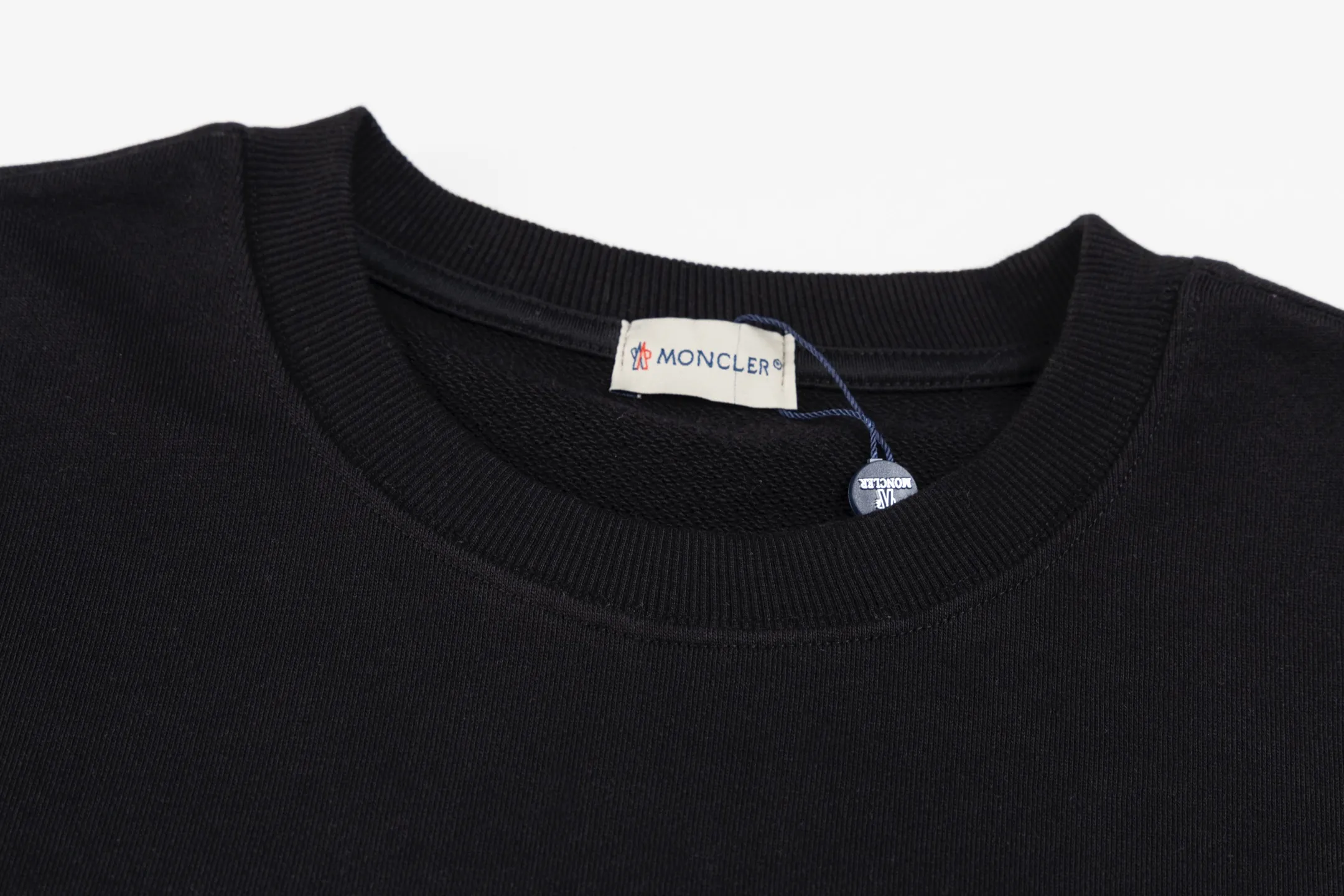 P230 model number SL334 MONCLER masked letter logo embroidered round neck sweatshirt. The fabric is made of 400g terry terry with a high weight of 95 cotton 5 hydrogen fiber 1×1 double yarn. It will not deform after washing for a lifetime. The same style for men and women. Official website details are the same. Full set of packaging. Complete three standards. Moisture-proof paper. Distinguish market currency. Feel free to compare OS version. Can wear up to 200 pounds. The upper body is comfortable and stylish. Color: black and white. Size: S-XL