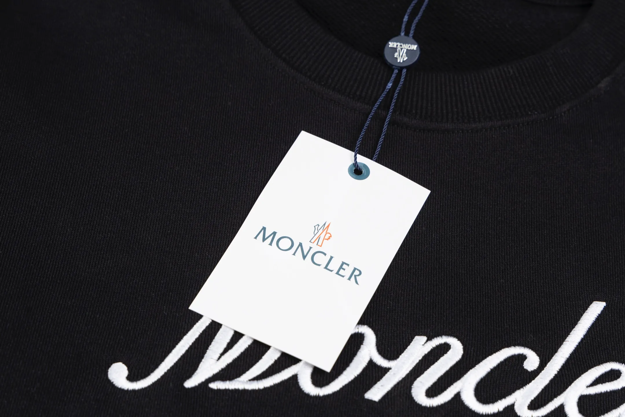 P230 model number SL334 MONCLER masked letter logo embroidered round neck sweatshirt. The fabric is made of 400g terry terry with a high weight of 95 cotton 5 hydrogen fiber 1×1 double yarn. It will not deform after washing for a lifetime. The same style for men and women. Official website details are the same. Full set of packaging. Complete three standards. Moisture-proof paper. Distinguish market currency. Feel free to compare OS version. Can wear up to 200 pounds. The upper body is comfortable and stylish. Color: black and white. Size: S-XL