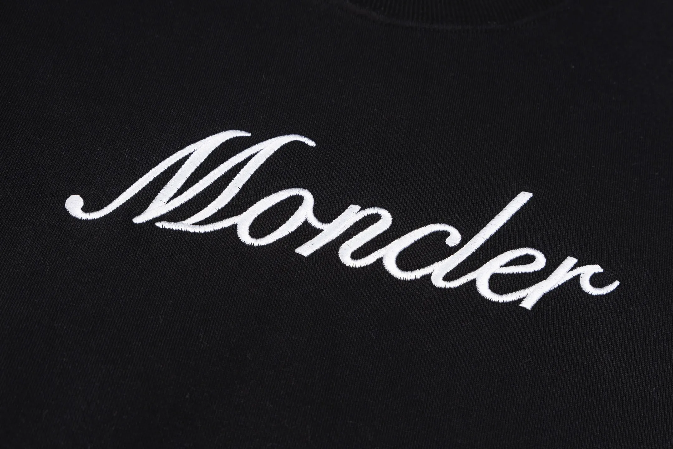 P230 model number SL334 MONCLER masked letter logo embroidered round neck sweatshirt. The fabric is made of 400g terry terry with a high weight of 95 cotton 5 hydrogen fiber 1×1 double yarn. It will not deform after washing for a lifetime. The same style for men and women. Official website details are the same. Full set of packaging. Complete three standards. Moisture-proof paper. Distinguish market currency. Feel free to compare OS version. Can wear up to 200 pounds. The upper body is comfortable and stylish. Color: black and white. Size: S-XL