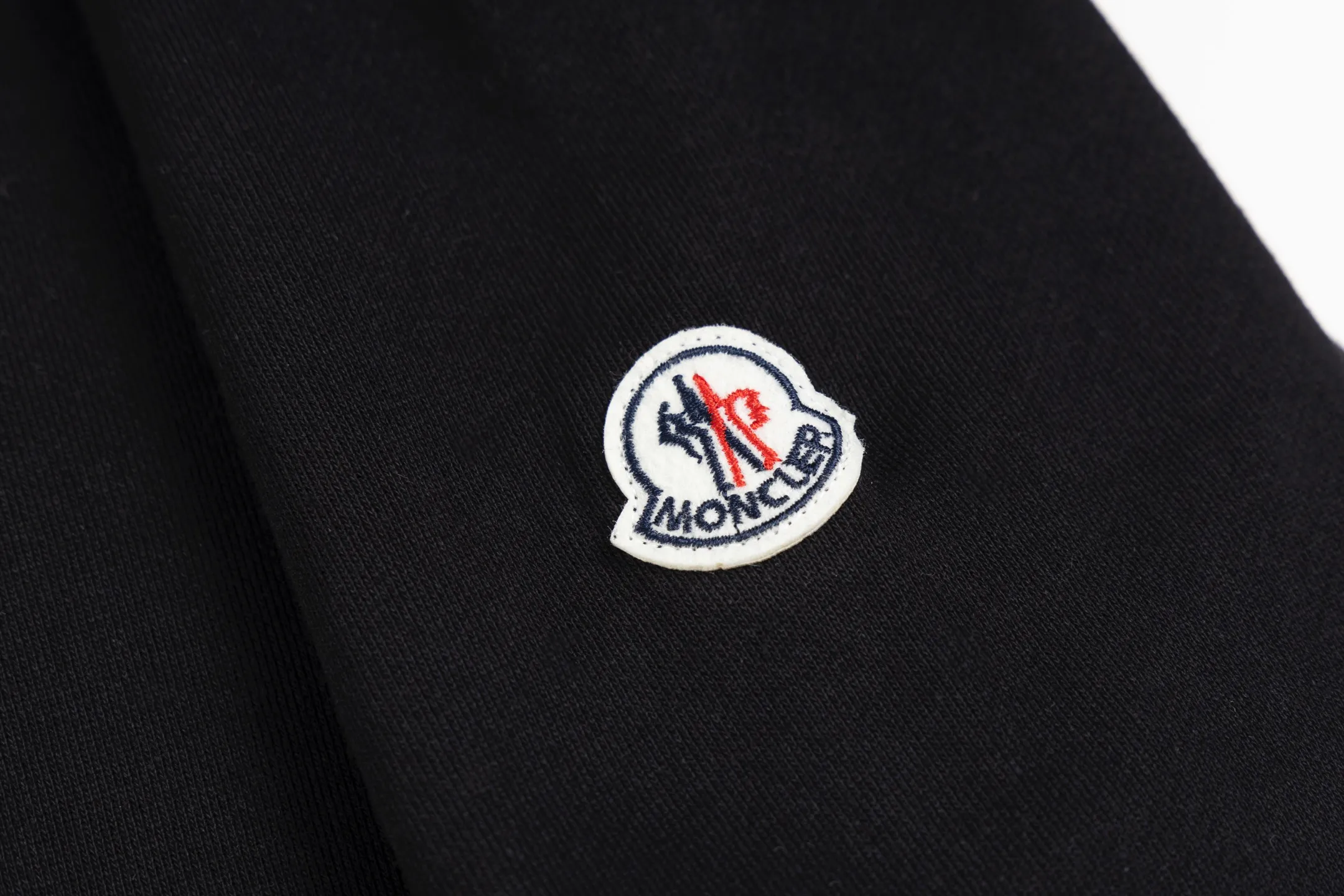 P230 model number SL334 MONCLER masked letter logo embroidered round neck sweatshirt. The fabric is made of 400g terry terry with a high weight of 95 cotton 5 hydrogen fiber 1×1 double yarn. It will not deform after washing for a lifetime. The same style for men and women. Official website details are the same. Full set of packaging. Complete three standards. Moisture-proof paper. Distinguish market currency. Feel free to compare OS version. Can wear up to 200 pounds. The upper body is comfortable and stylish. Color: black and white. Size: S-XL