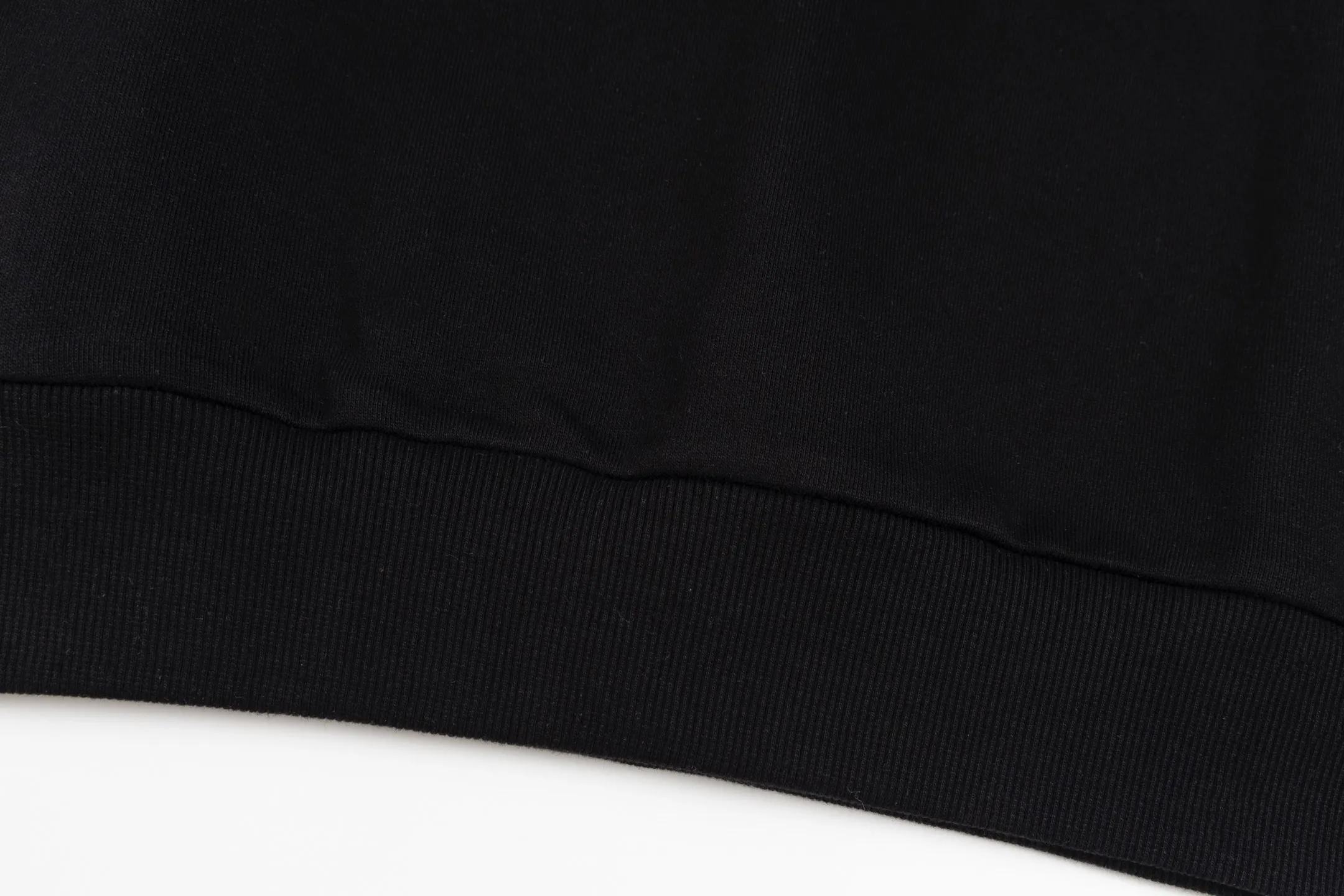 P230 model number SL334 MONCLER masked letter logo embroidered round neck sweatshirt. The fabric is made of 400g terry terry with a high weight of 95 cotton 5 hydrogen fiber 1×1 double yarn. It will not deform after washing for a lifetime. The same style for men and women. Official website details are the same. Full set of packaging. Complete three standards. Moisture-proof paper. Distinguish market currency. Feel free to compare OS version. Can wear up to 200 pounds. The upper body is comfortable and stylish. Color: black and white. Size: S-XL