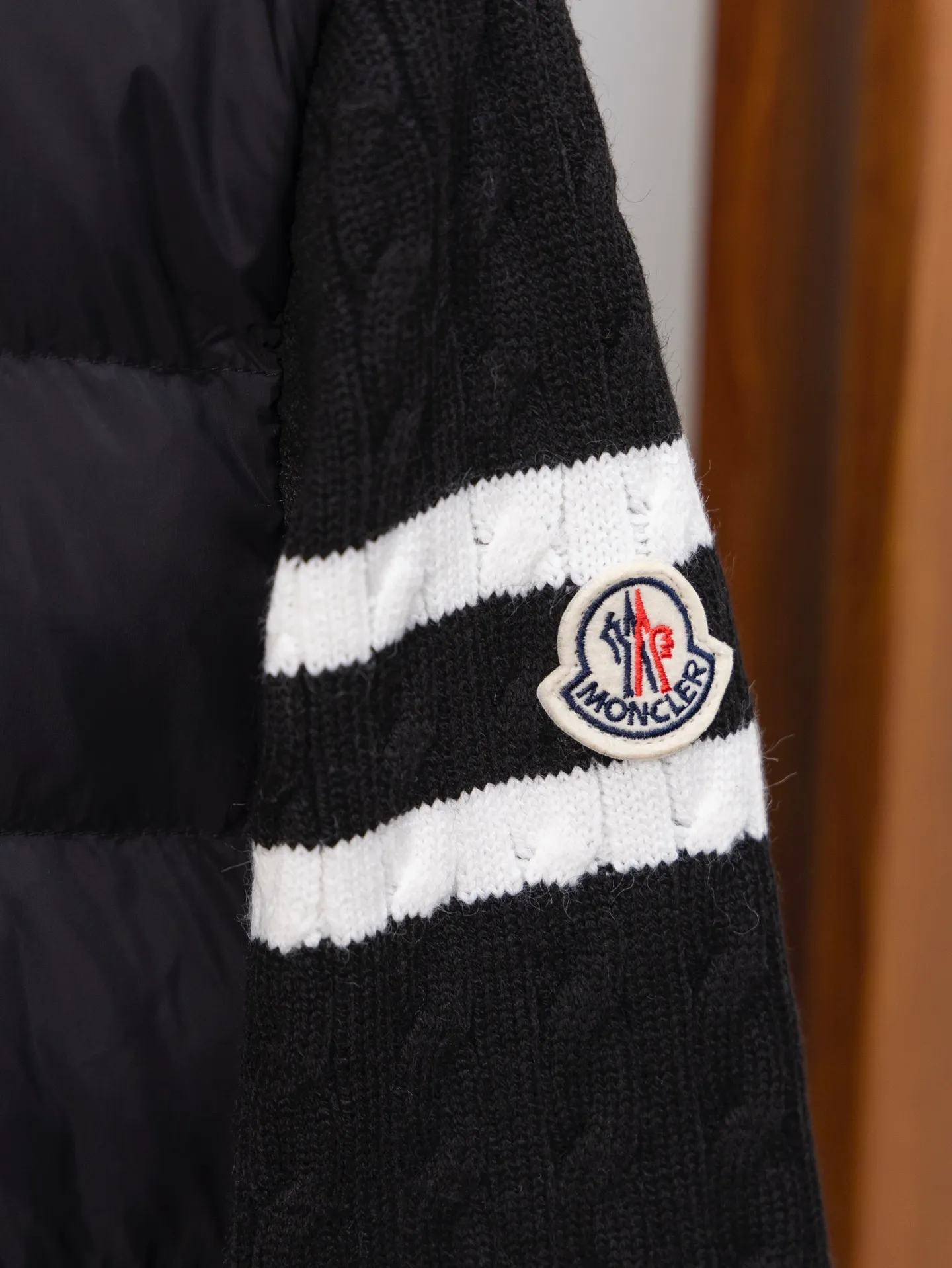 P530 Model No. J0140 MONCLER Covered Armband Knitted Down Jacket Made of 460g terry fabric with clear lines. Original order customization 1:1 with smooth and delicate lines. Better hand feel. Not easy to deform, not easy to shrink, not easy to fade. Maintains long-lasting beauty. Color Black Gray Size S-XL