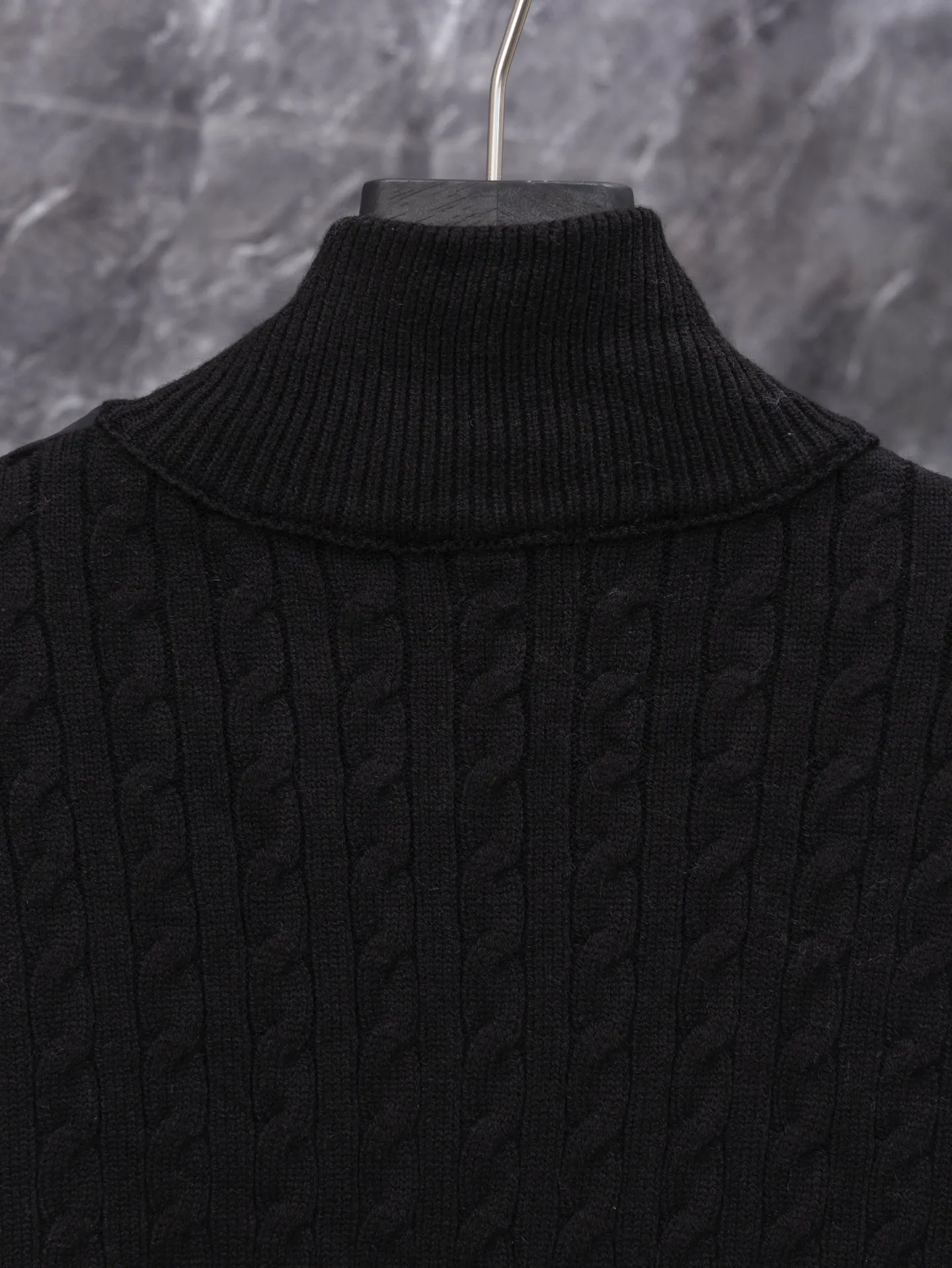 P530 Model No. J0140 MONCLER Covered Armband Knitted Down Jacket Made of 460g terry fabric with clear lines. Original order customization 1:1 with smooth and delicate lines. Better hand feel. Not easy to deform, not easy to shrink, not easy to fade. Maintains long-lasting beauty. Color Black Gray Size S-XL