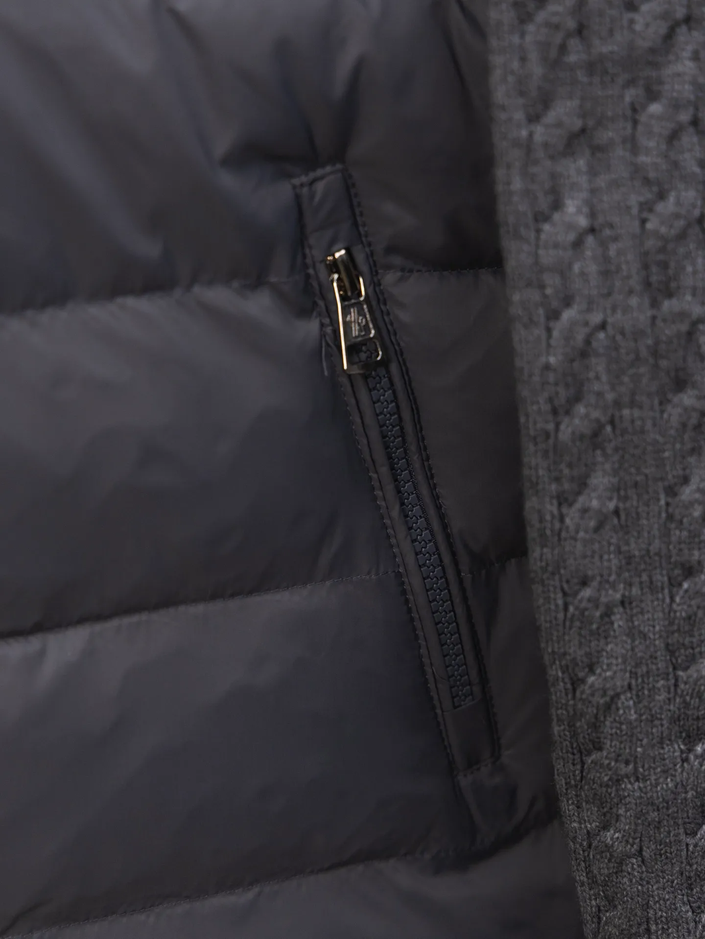 P530 Model No. J0140 MONCLER Covered Armband Knitted Down Jacket Made of 460g terry fabric with clear lines. Original order customization 1:1 with smooth and delicate lines. Better hand feel. Not easy to deform, not easy to shrink, not easy to fade. Maintains long-lasting beauty. Color Black Gray Size S-XL
