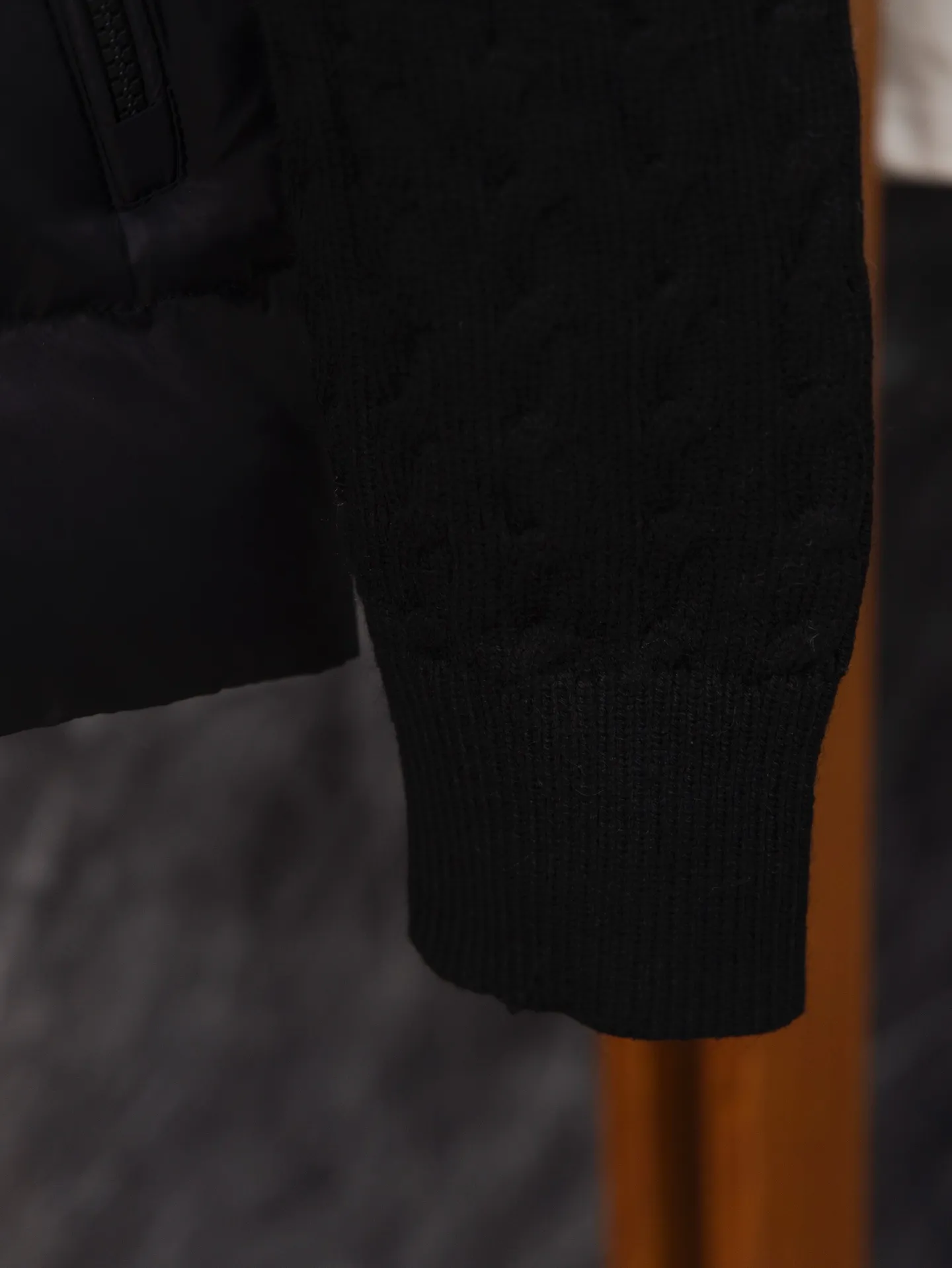 P530 Model No. J0140 MONCLER Covered Armband Knitted Down Jacket Made of 460g terry fabric with clear lines. Original order customization 1:1 with smooth and delicate lines. Better hand feel. Not easy to deform, not easy to shrink, not easy to fade. Maintains long-lasting beauty. Color Black Gray Size S-XL