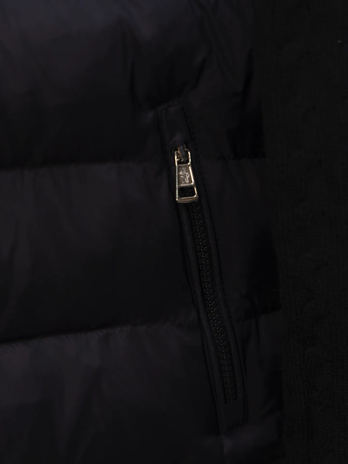 P530 Model No. J0140 MONCLER Covered Armband Knitted Down Jacket Made of 460g terry fabric with clear lines. Original order customization 1:1 with smooth and delicate lines. Better hand feel. Not easy to deform, not easy to shrink, not easy to fade. Maintains long-lasting beauty. Color Black Gray Size S-XL