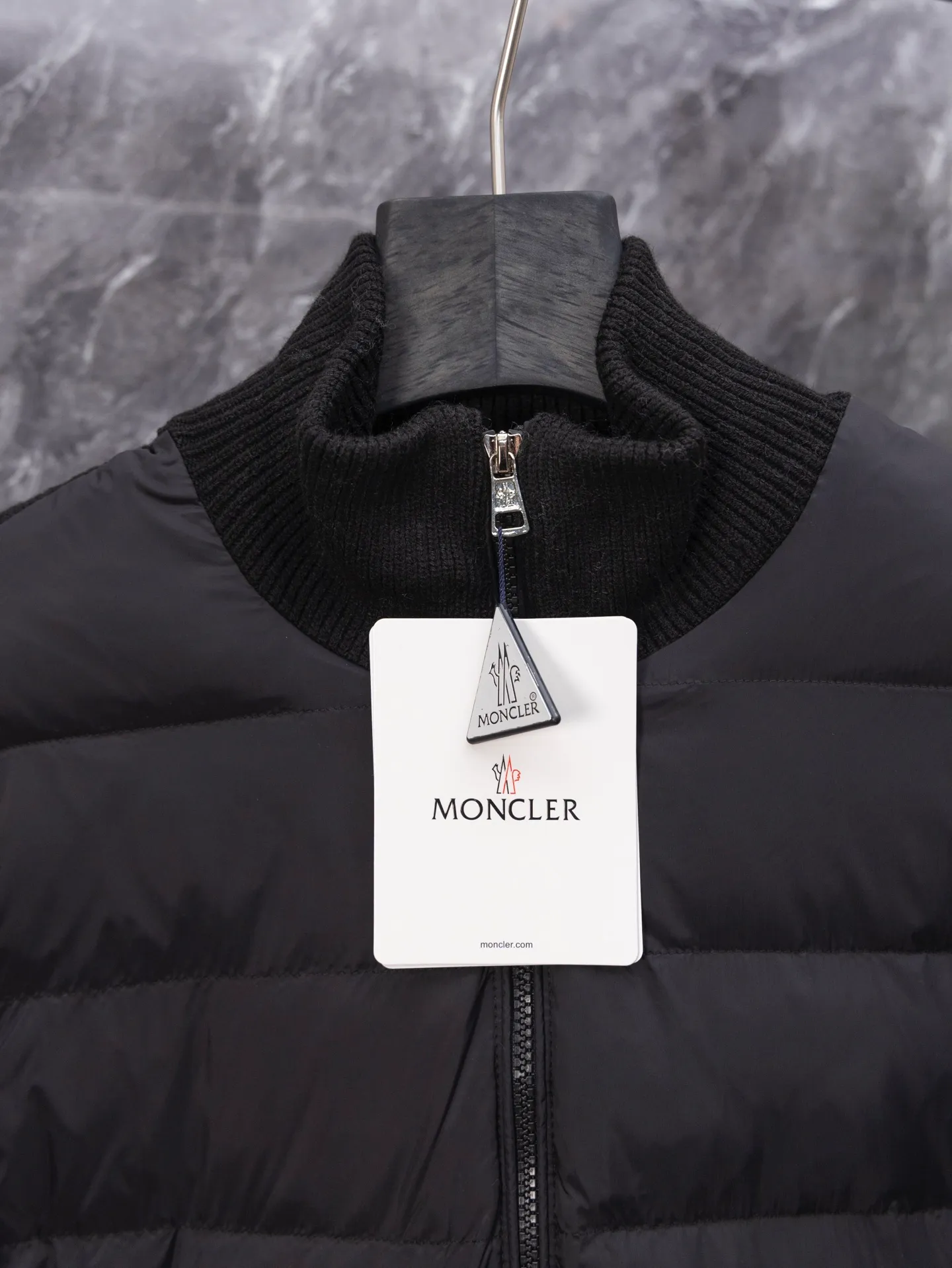 P530 Model No. J0140 MONCLER Covered Armband Knitted Down Jacket Made of 460g terry fabric with clear lines. Original order customization 1:1 with smooth and delicate lines. Better hand feel. Not easy to deform, not easy to shrink, not easy to fade. Maintains long-lasting beauty. Color Black Gray Size S-XL
