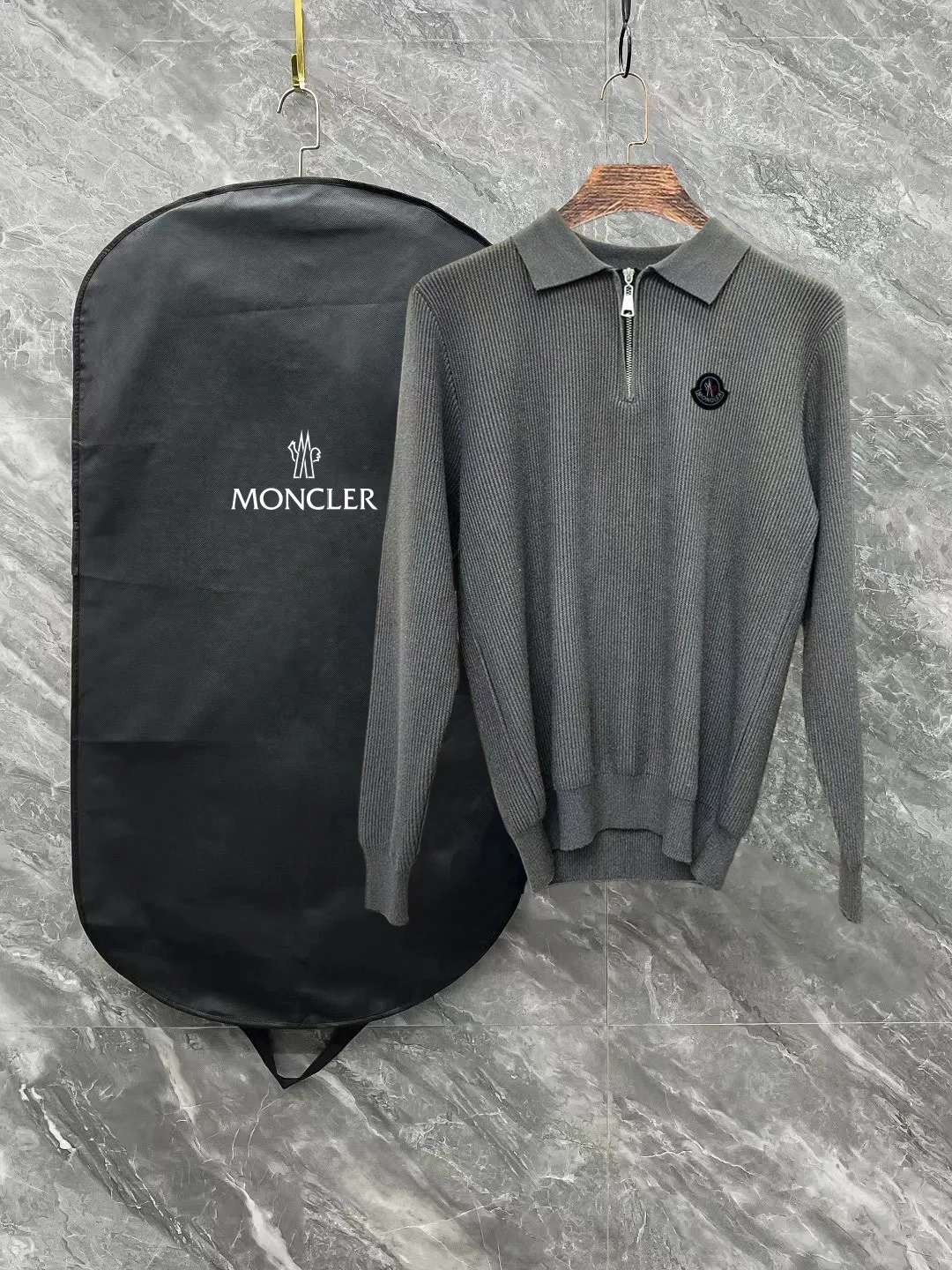 P250 Moncler masked zipper lapel sweater, the latest 2025 casual Polo wool sweater.  The texture is delicate, soft and comfortable, skin-friendly and warm, not easy to deform, simple and high-end style, and the logo on the chest is very exquisite and perfect! The upper body effect is very strong 👍 Color: black, gray Size: S-XL