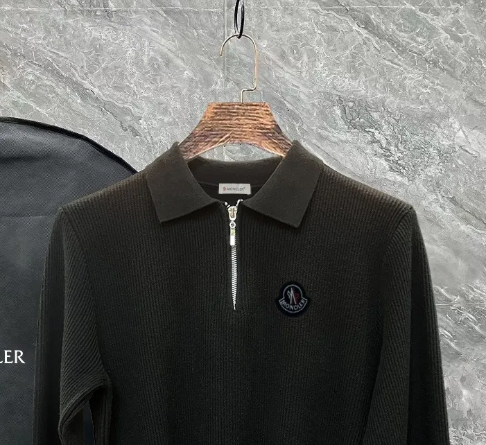 P250 Moncler masked zipper lapel sweater, the latest 2025 casual Polo wool sweater.  The texture is delicate, soft and comfortable, skin-friendly and warm, not easy to deform, simple and high-end style, and the logo on the chest is very exquisite and perfect! The upper body effect is very strong 👍 Color: black, gray Size: S-XL