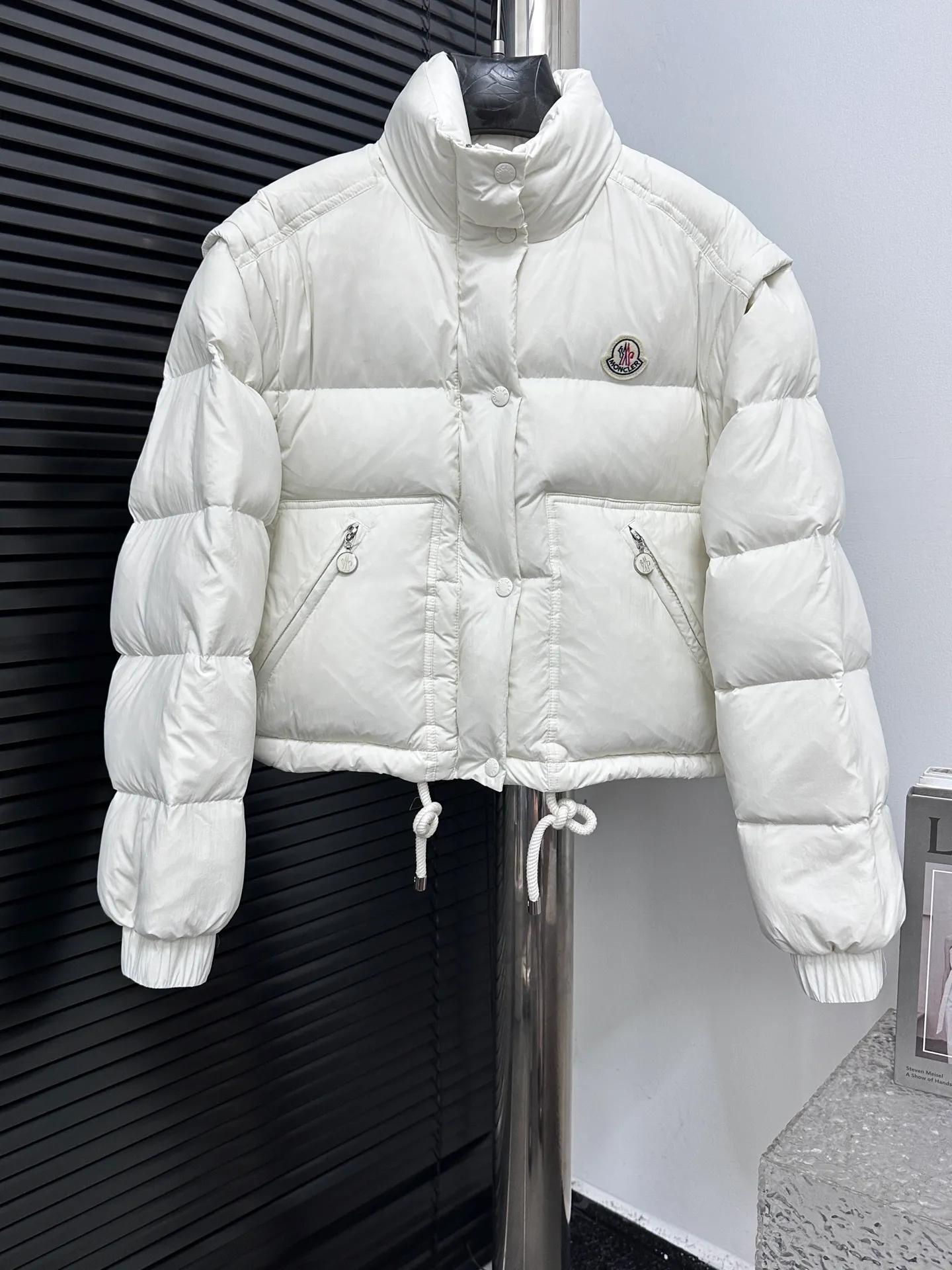 ￼ P900 [moncler] Meng Mouth Autumn and Winter New Style 🉑️ Disassembled Down Jacket Original custom-made hardware accessories are all imported and original customization Welcome to compare Absolutely high quality Use top-grade 90 white goose down Super soft Filled with fluffy and full feathers Super heavy-duty Fabric workmanship and perfect version Note that the fabric is super comfortable Exclusive model Non-market goods Color; White Khaki Size: 1234