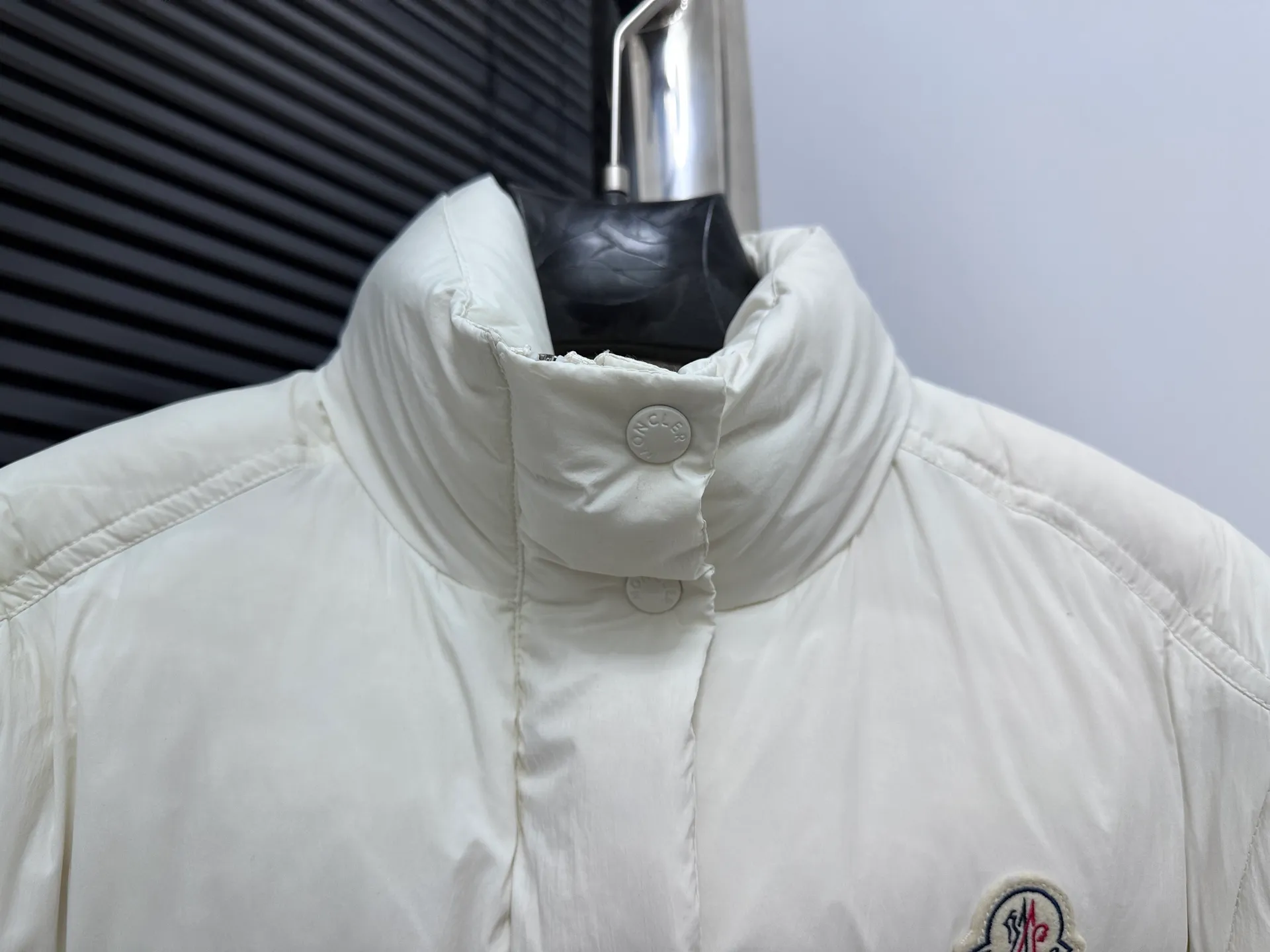 ￼ P900 [moncler] Meng Mouth Autumn and Winter New Style 🉑️ Disassembled Down Jacket Original custom-made hardware accessories are all imported and original customization Welcome to compare Absolutely high quality Use top-grade 90 white goose down Super soft Filled with fluffy and full feathers Super heavy-duty Fabric workmanship and perfect version Note that the fabric is super comfortable Exclusive model Non-market goods Color; White Khaki Size: 1234
