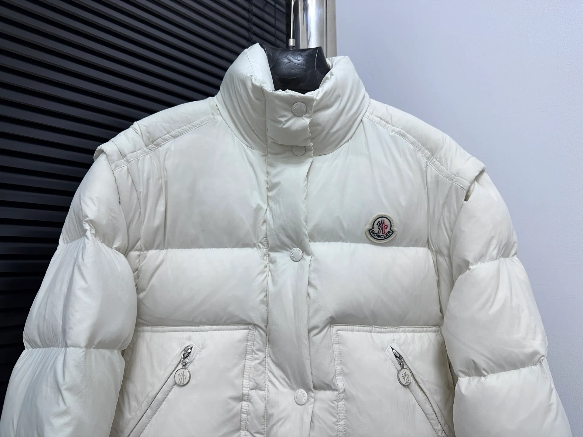 ￼ P900 [moncler] Meng Mouth Autumn and Winter New Style 🉑️ Disassembled Down Jacket Original custom-made hardware accessories are all imported and original customization Welcome to compare Absolutely high quality Use top-grade 90 white goose down Super soft Filled with fluffy and full feathers Super heavy-duty Fabric workmanship and perfect version Note that the fabric is super comfortable Exclusive model Non-market goods Color; White Khaki Size: 1234