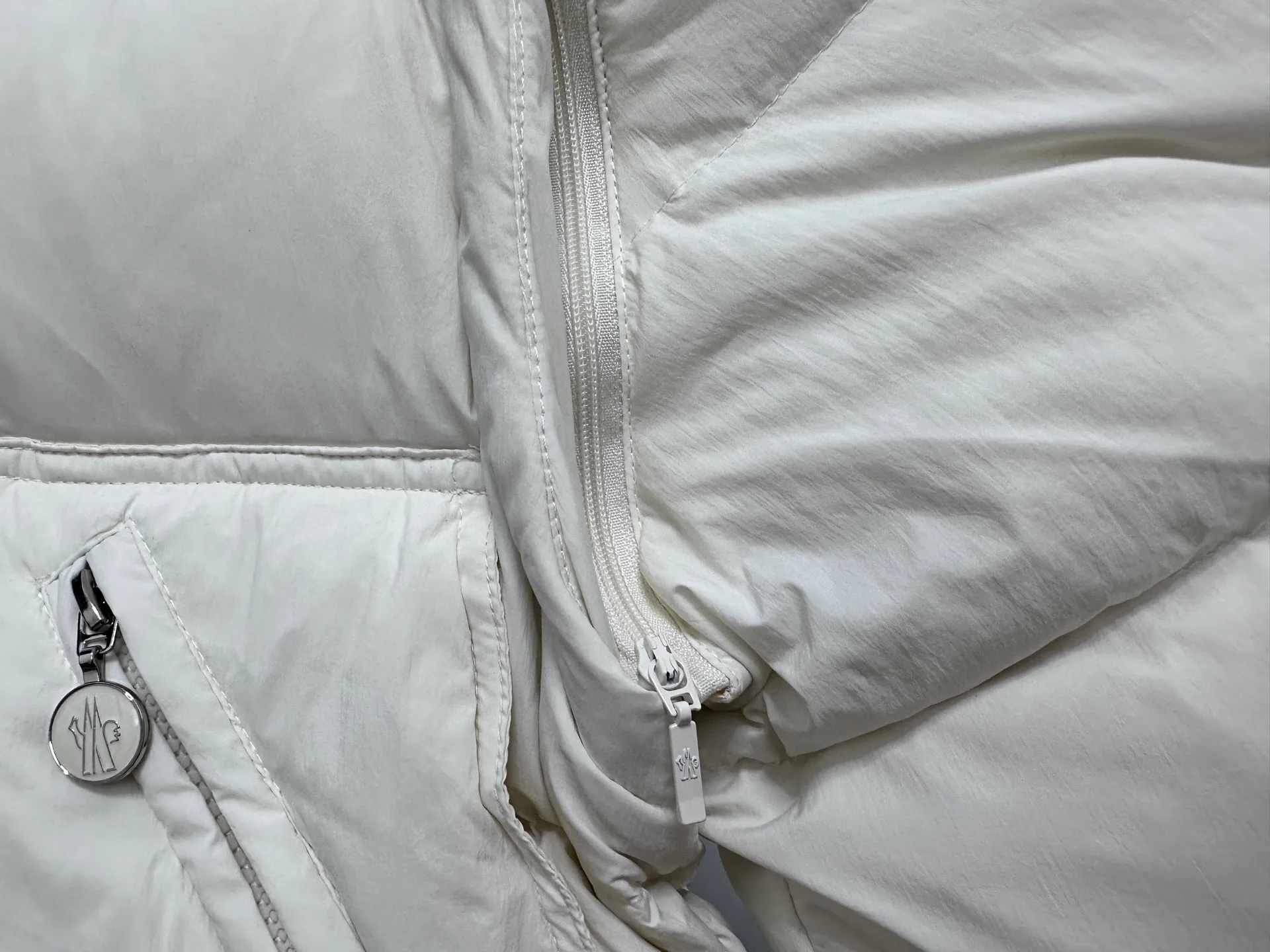 ￼ P900 [moncler] Meng Mouth Autumn and Winter New Style 🉑️ Disassembled Down Jacket Original custom-made hardware accessories are all imported and original customization Welcome to compare Absolutely high quality Use top-grade 90 white goose down Super soft Filled with fluffy and full feathers Super heavy-duty Fabric workmanship and perfect version Note that the fabric is super comfortable Exclusive model Non-market goods Color; White Khaki Size: 1234