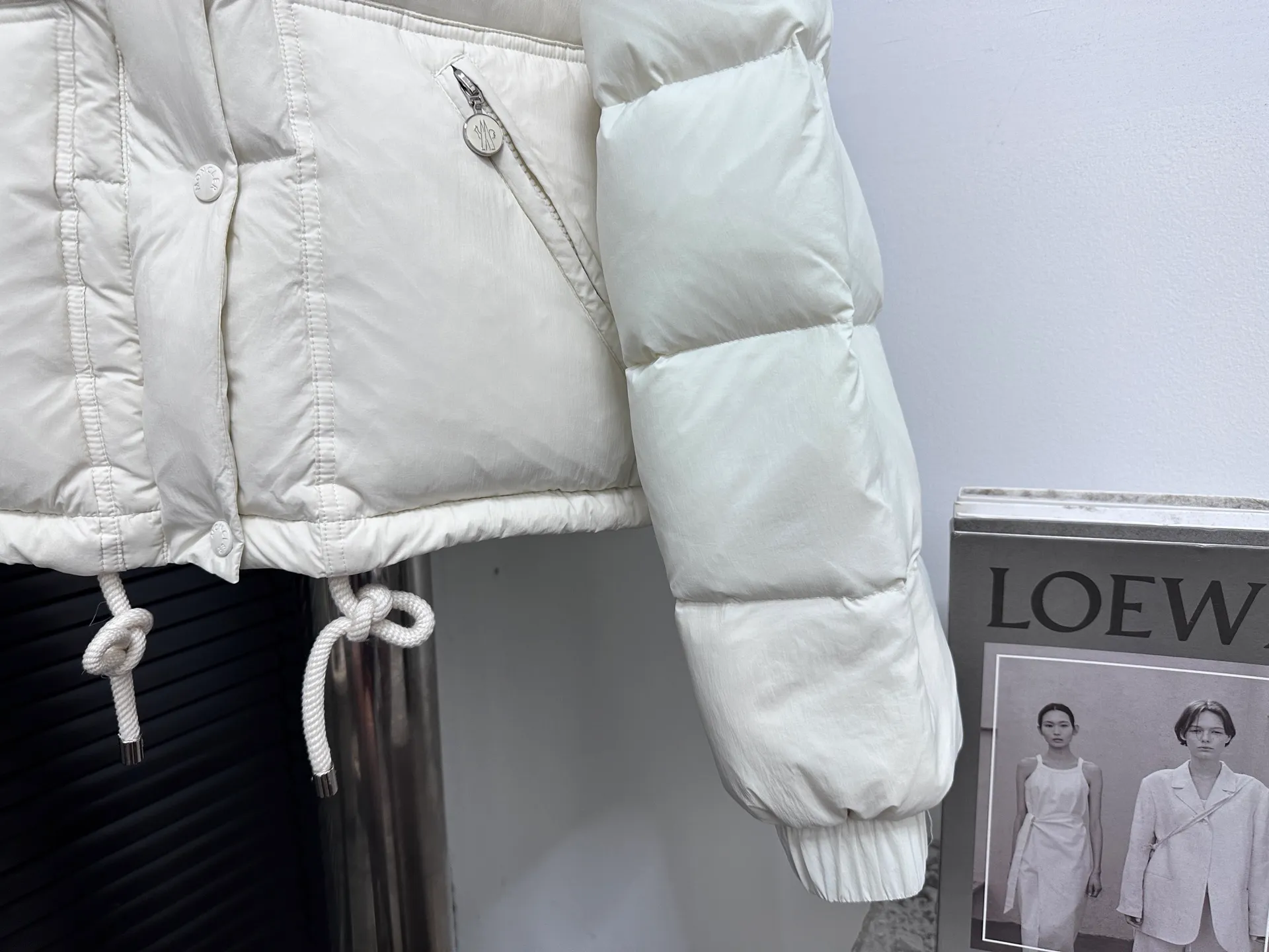 ￼ P900 [moncler] Meng Mouth Autumn and Winter New Style 🉑️ Disassembled Down Jacket Original custom-made hardware accessories are all imported and original customization Welcome to compare Absolutely high quality Use top-grade 90 white goose down Super soft Filled with fluffy and full feathers Super heavy-duty Fabric workmanship and perfect version Note that the fabric is super comfortable Exclusive model Non-market goods Color; White Khaki Size: 1234