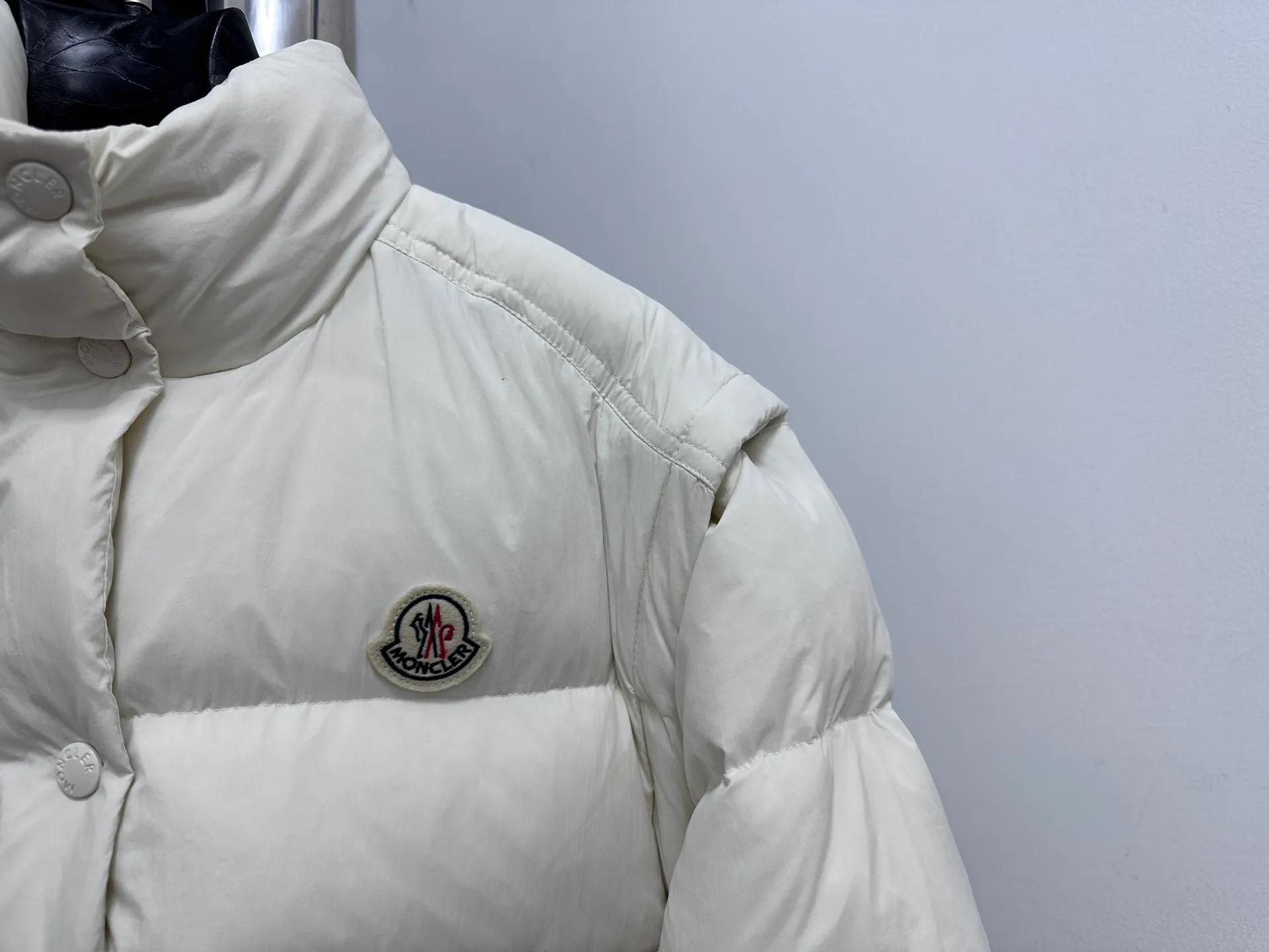 ￼ P900 [moncler] Meng Mouth Autumn and Winter New Style 🉑️ Disassembled Down Jacket Original custom-made hardware accessories are all imported and original customization Welcome to compare Absolutely high quality Use top-grade 90 white goose down Super soft Filled with fluffy and full feathers Super heavy-duty Fabric workmanship and perfect version Note that the fabric is super comfortable Exclusive model Non-market goods Color; White Khaki Size: 1234