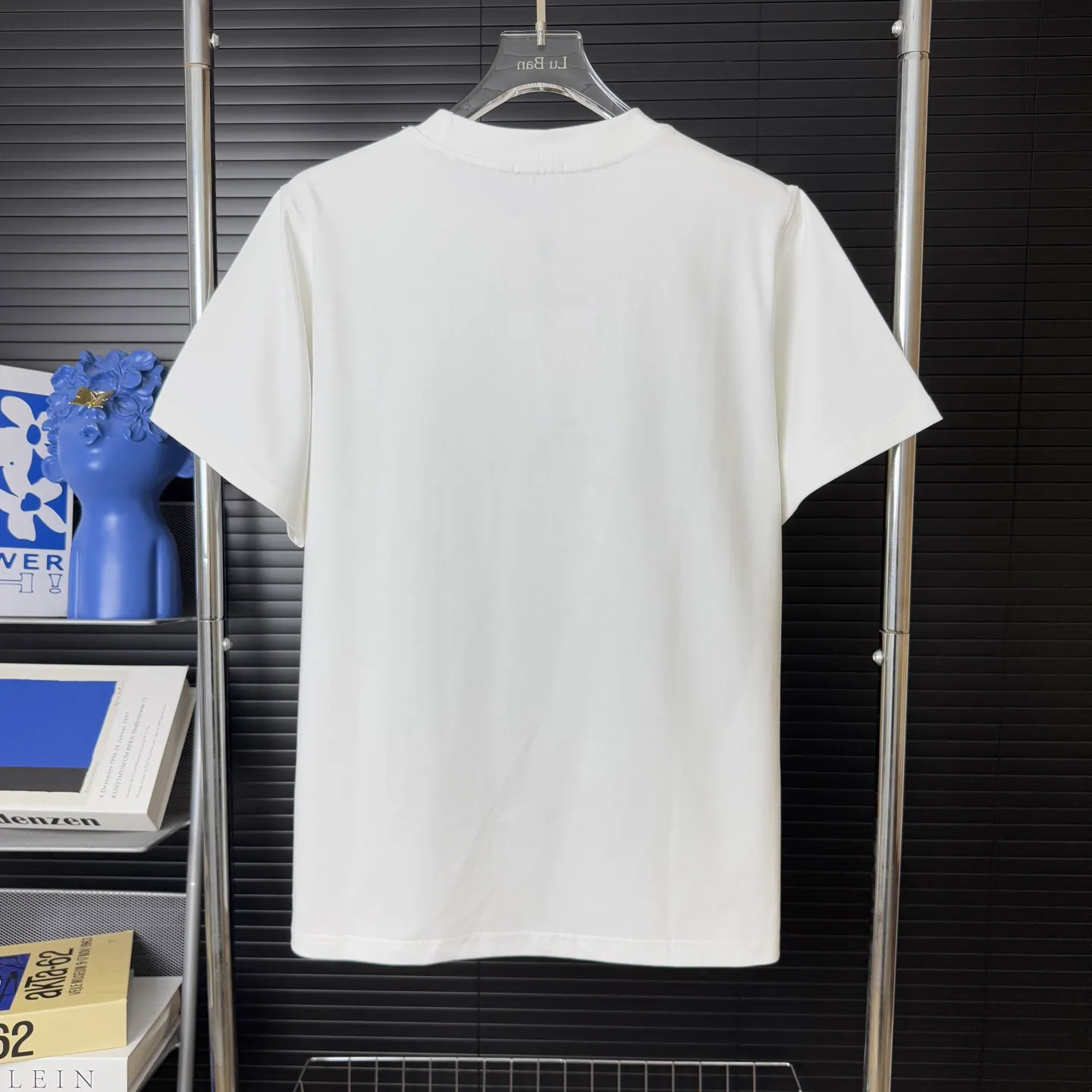 P170 A232 (Long-term replenishment, arrival the next day) MONCLER/mask three-dimensional offset printing letter LOGO round neck short-sleeved T-shirt exclusive first launch high-definition The fabric is made of 300 grams of heavyweight pure cotton, customized with 32 double-strand threads, and has two treatments for ready-to-wear. The fabric is comfortable and skin-friendly. Custom-dyed fabrics with high textile density, good drape, not easy to deform and shrink. The thick texture and tight spinning process will not affect the breathability of the fabric. The color saturation is very high. Imported Tajima embroidery technology, the version has a good upper body effect, a versatile and good-looking short sleeve, the loose version covers the flesh and looks slim. Size: S~XL Color: white black