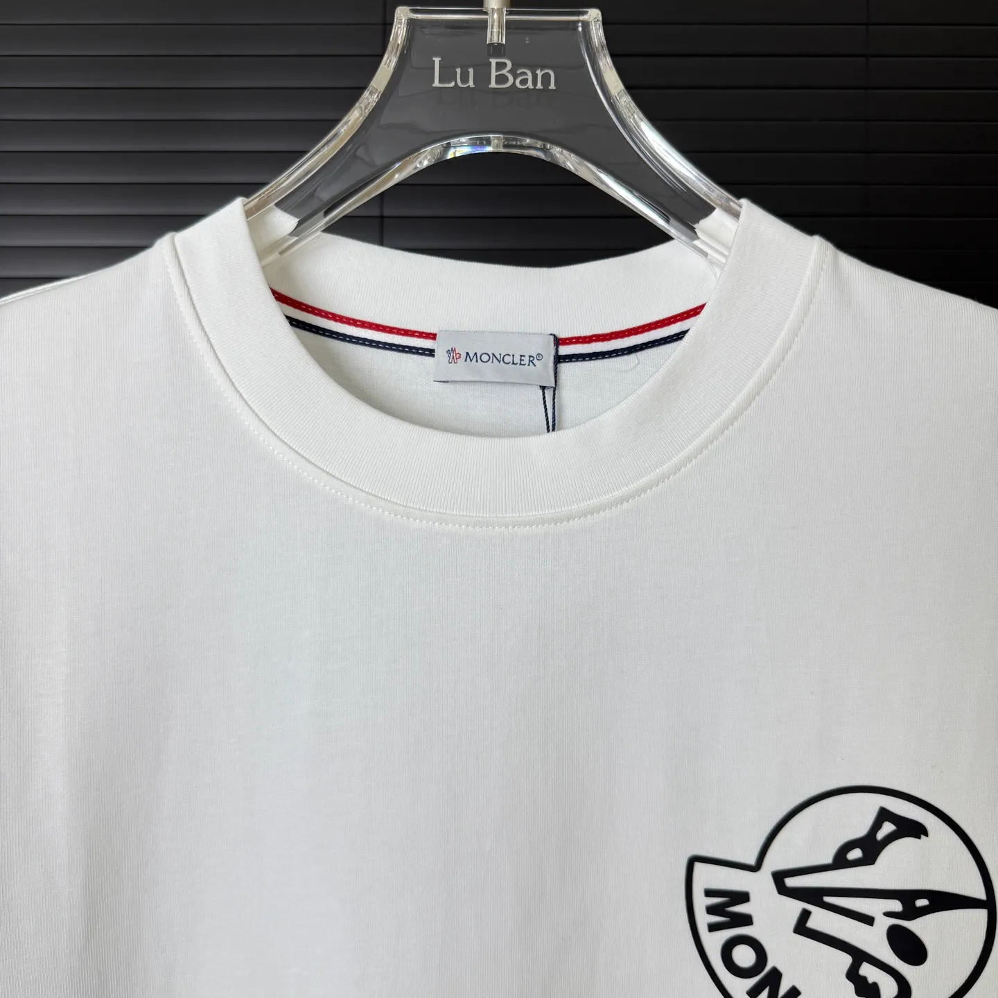 P170 A232 (Long-term replenishment, arrival the next day) MONCLER/mask three-dimensional offset printing letter LOGO round neck short-sleeved T-shirt exclusive first launch high-definition The fabric is made of 300 grams of heavyweight pure cotton, customized with 32 double-strand threads, and has two treatments for ready-to-wear. The fabric is comfortable and skin-friendly. Custom-dyed fabrics with high textile density, good drape, not easy to deform and shrink. The thick texture and tight spinning process will not affect the breathability of the fabric. The color saturation is very high. Imported Tajima embroidery technology, the version has a good upper body effect, a versatile and good-looking short sleeve, the loose version covers the flesh and looks slim. Size: S~XL Color: white black