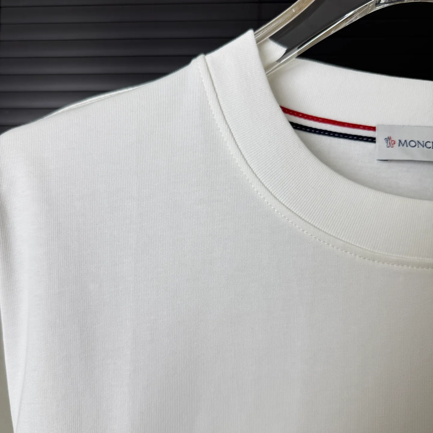 P170 A232 (Long-term replenishment, arrival the next day) MONCLER/mask three-dimensional offset printing letter LOGO round neck short-sleeved T-shirt exclusive first launch high-definition The fabric is made of 300 grams of heavyweight pure cotton, customized with 32 double-strand threads, and has two treatments for ready-to-wear. The fabric is comfortable and skin-friendly. Custom-dyed fabrics with high textile density, good drape, not easy to deform and shrink. The thick texture and tight spinning process will not affect the breathability of the fabric. The color saturation is very high. Imported Tajima embroidery technology, the version has a good upper body effect, a versatile and good-looking short sleeve, the loose version covers the flesh and looks slim. Size: S~XL Color: white black