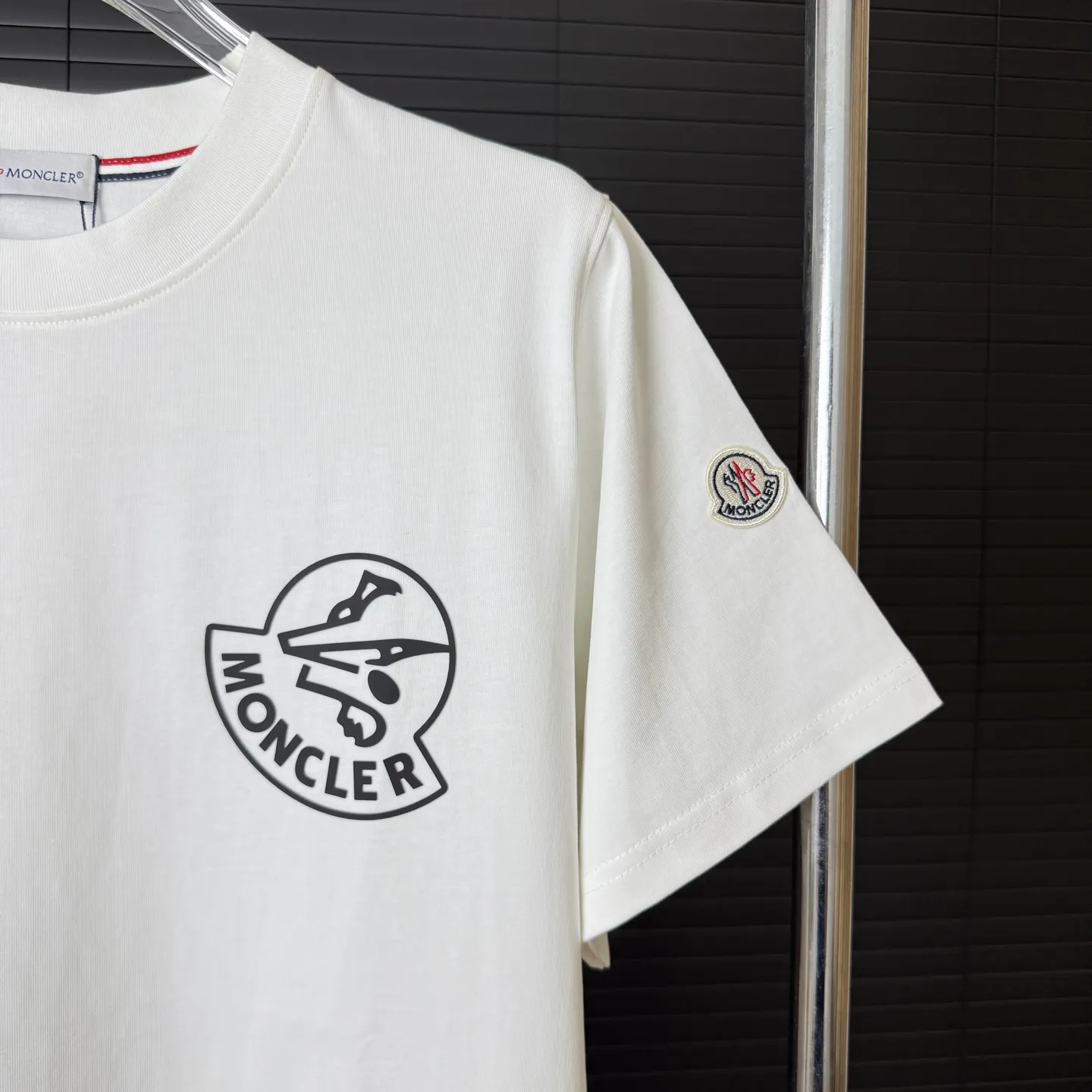 P170 A232 (Long-term replenishment, arrival the next day) MONCLER/mask three-dimensional offset printing letter LOGO round neck short-sleeved T-shirt exclusive first launch high-definition The fabric is made of 300 grams of heavyweight pure cotton, customized with 32 double-strand threads, and has two treatments for ready-to-wear. The fabric is comfortable and skin-friendly. Custom-dyed fabrics with high textile density, good drape, not easy to deform and shrink. The thick texture and tight spinning process will not affect the breathability of the fabric. The color saturation is very high. Imported Tajima embroidery technology, the version has a good upper body effect, a versatile and good-looking short sleeve, the loose version covers the flesh and looks slim. Size: S~XL Color: white black