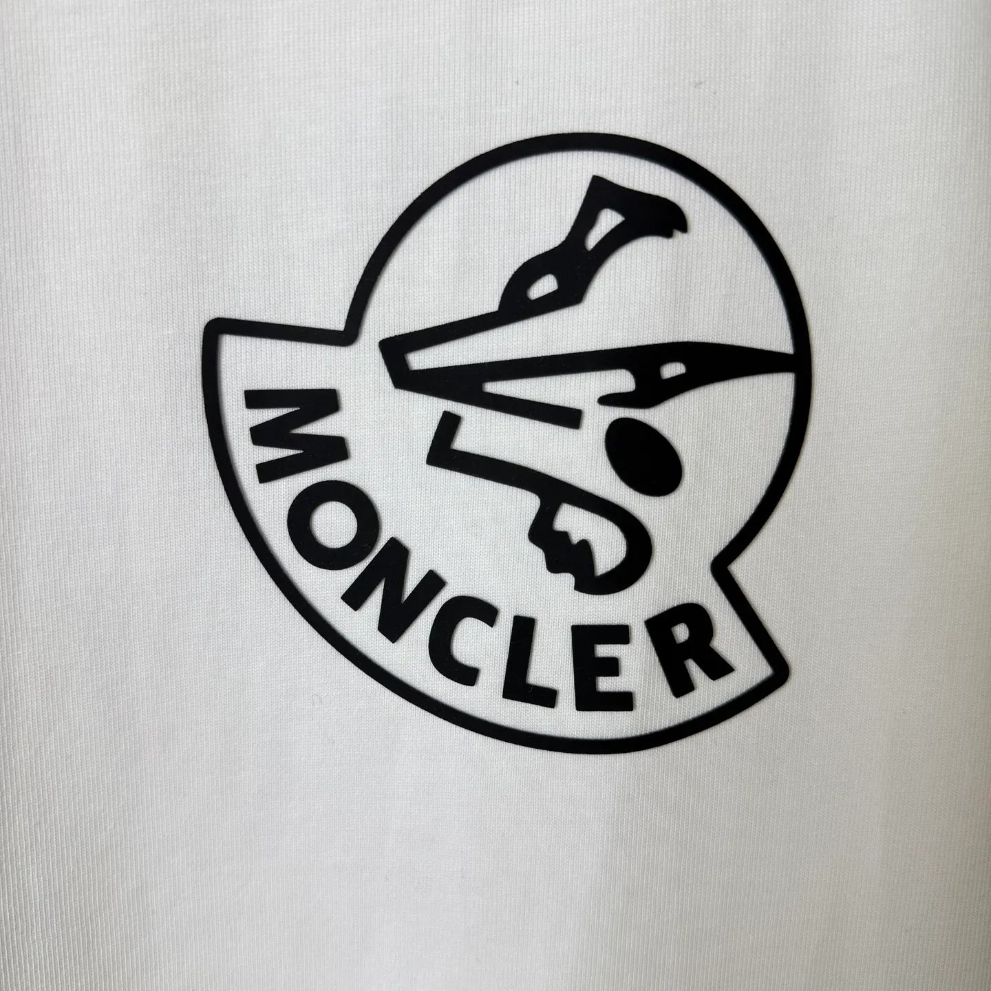 P170 A232 (Long-term replenishment, arrival the next day) MONCLER/mask three-dimensional offset printing letter LOGO round neck short-sleeved T-shirt exclusive first launch high-definition The fabric is made of 300 grams of heavyweight pure cotton, customized with 32 double-strand threads, and has two treatments for ready-to-wear. The fabric is comfortable and skin-friendly. Custom-dyed fabrics with high textile density, good drape, not easy to deform and shrink. The thick texture and tight spinning process will not affect the breathability of the fabric. The color saturation is very high. Imported Tajima embroidery technology, the version has a good upper body effect, a versatile and good-looking short sleeve, the loose version covers the flesh and looks slim. Size: S~XL Color: white black