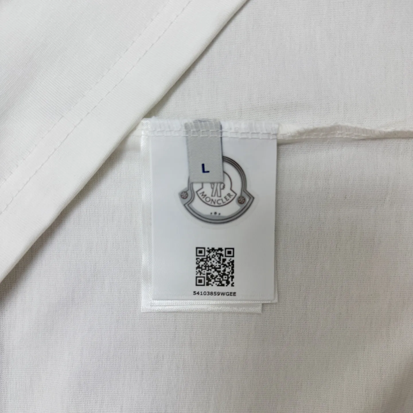 P170 A232 (Long-term replenishment, arrival the next day) MONCLER/mask three-dimensional offset printing letter LOGO round neck short-sleeved T-shirt exclusive first launch high-definition The fabric is made of 300 grams of heavyweight pure cotton, customized with 32 double-strand threads, and has two treatments for ready-to-wear. The fabric is comfortable and skin-friendly. Custom-dyed fabrics with high textile density, good drape, not easy to deform and shrink. The thick texture and tight spinning process will not affect the breathability of the fabric. The color saturation is very high. Imported Tajima embroidery technology, the version has a good upper body effect, a versatile and good-looking short sleeve, the loose version covers the flesh and looks slim. Size: S~XL Color: white black