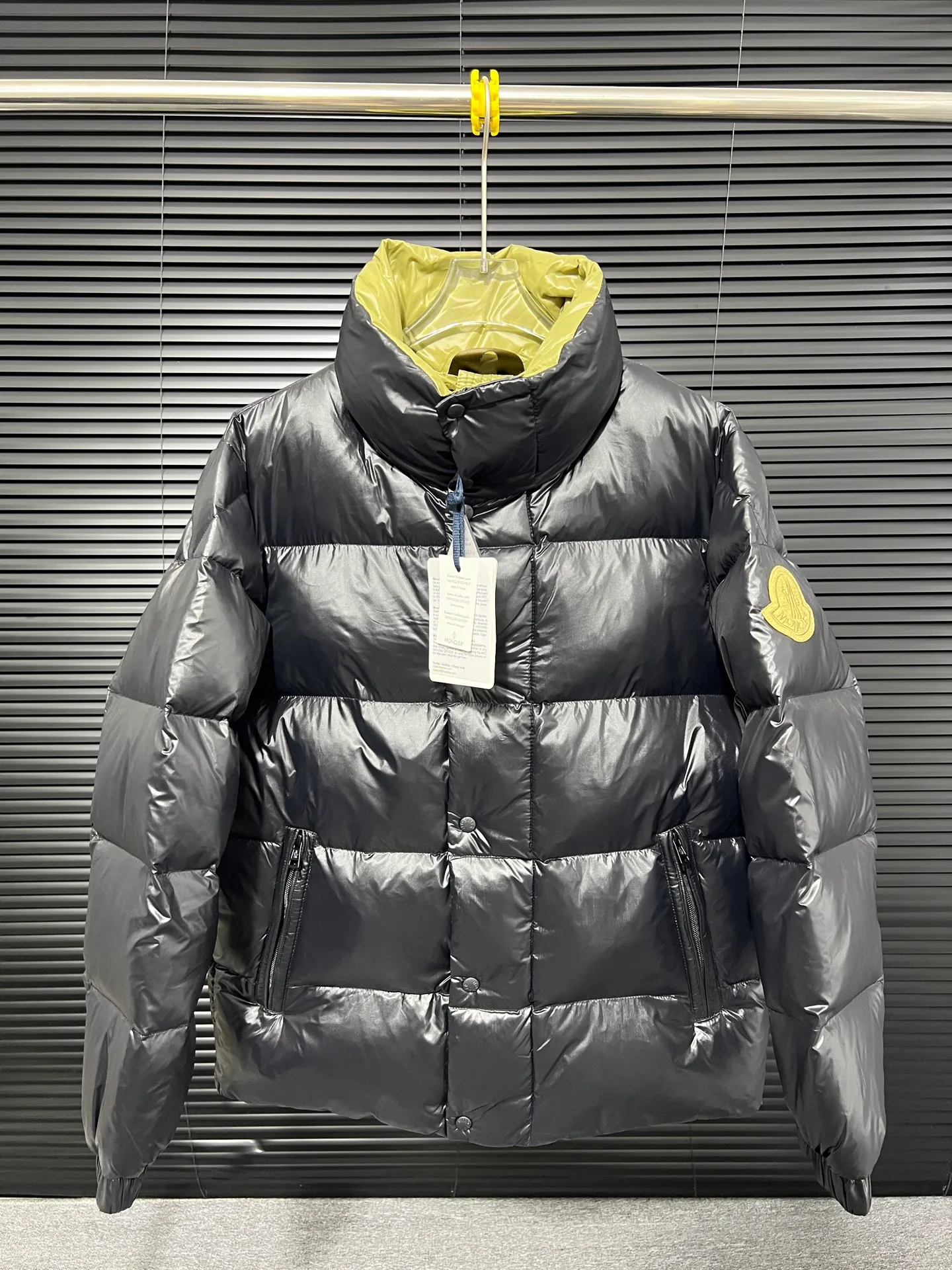 P720 top version】Details of large quantities of goods MONCLER/Meng Mou 1952 Green Fat Man Long Sleeve Down Jacket Mouth DERVOX limited color matching 1952 joint model. Can be made as a couple version. The style adopts pop colors and is decorated with eye-catching logo patches. It has achieved a series of misunderstandings such as the original NFC inductive anti-counterfeiting chip, the national standard 95% pure white duck down, the exclusive use of top-grade down on the market, and never fake goose down. Perfect filling using direct velvet filling technology, the fluffy texture is very good. The lightness, warmth and cold protection ability are improved to the maximum. The original processing factory produces electroplated hardware, all customized by the original factory, and not all types of replicas on the market. Style number: 5604 Color: black Code number: 1.2.3.4.5