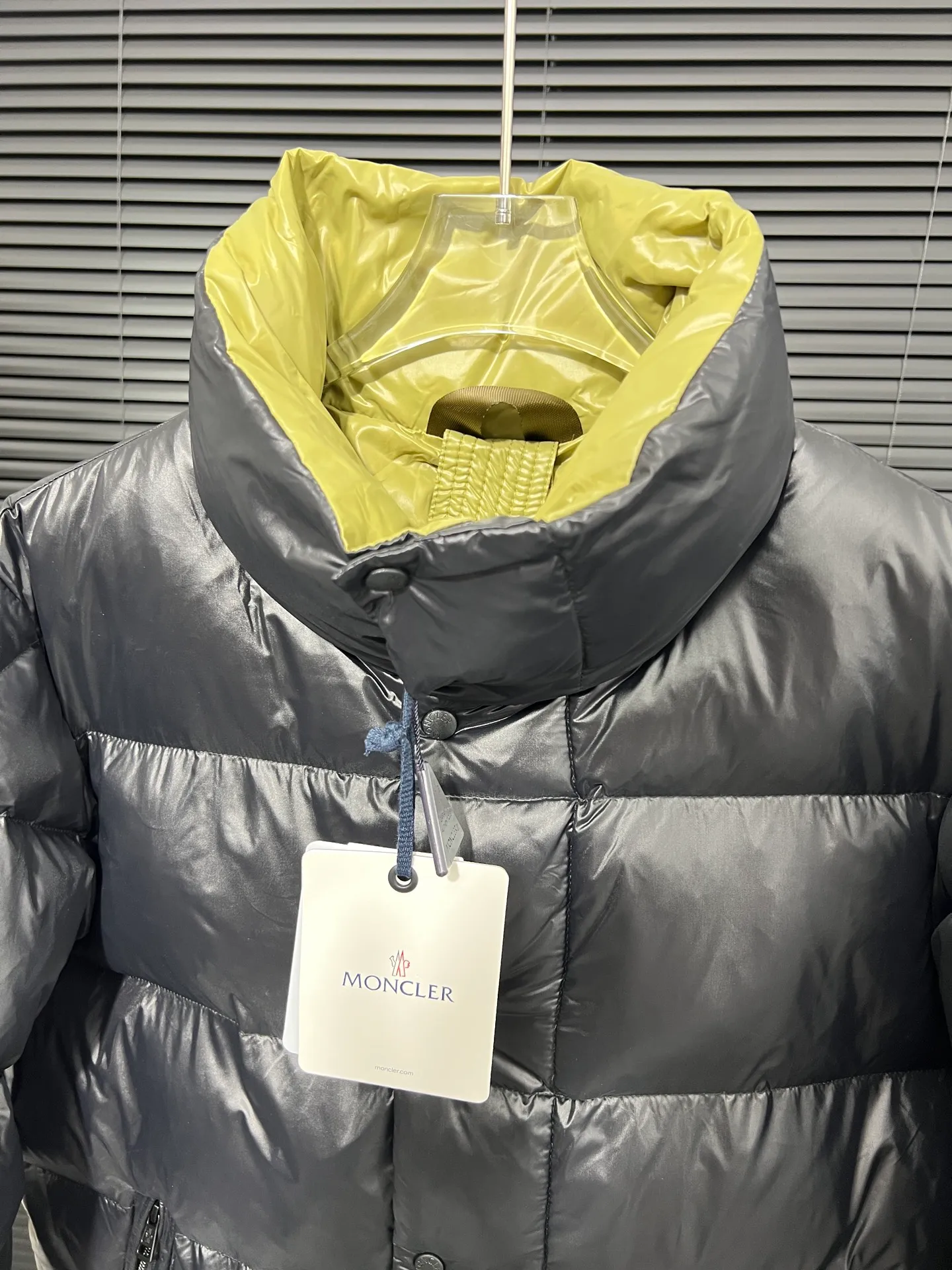 P720 top version】Details of large quantities of goods MONCLER/Meng Mou 1952 Green Fat Man Long Sleeve Down Jacket Mouth DERVOX limited color matching 1952 joint model. Can be made as a couple version. The style adopts pop colors and is decorated with eye-catching logo patches. It has achieved a series of misunderstandings such as the original NFC inductive anti-counterfeiting chip, the national standard 95% pure white duck down, the exclusive use of top-grade down on the market, and never fake goose down. Perfect filling using direct velvet filling technology, the fluffy texture is very good. The lightness, warmth and cold protection ability are improved to the maximum. The original processing factory produces electroplated hardware, all customized by the original factory, and not all types of replicas on the market. Style number: 5604 Color: black Code number: 1.2.3.4.5