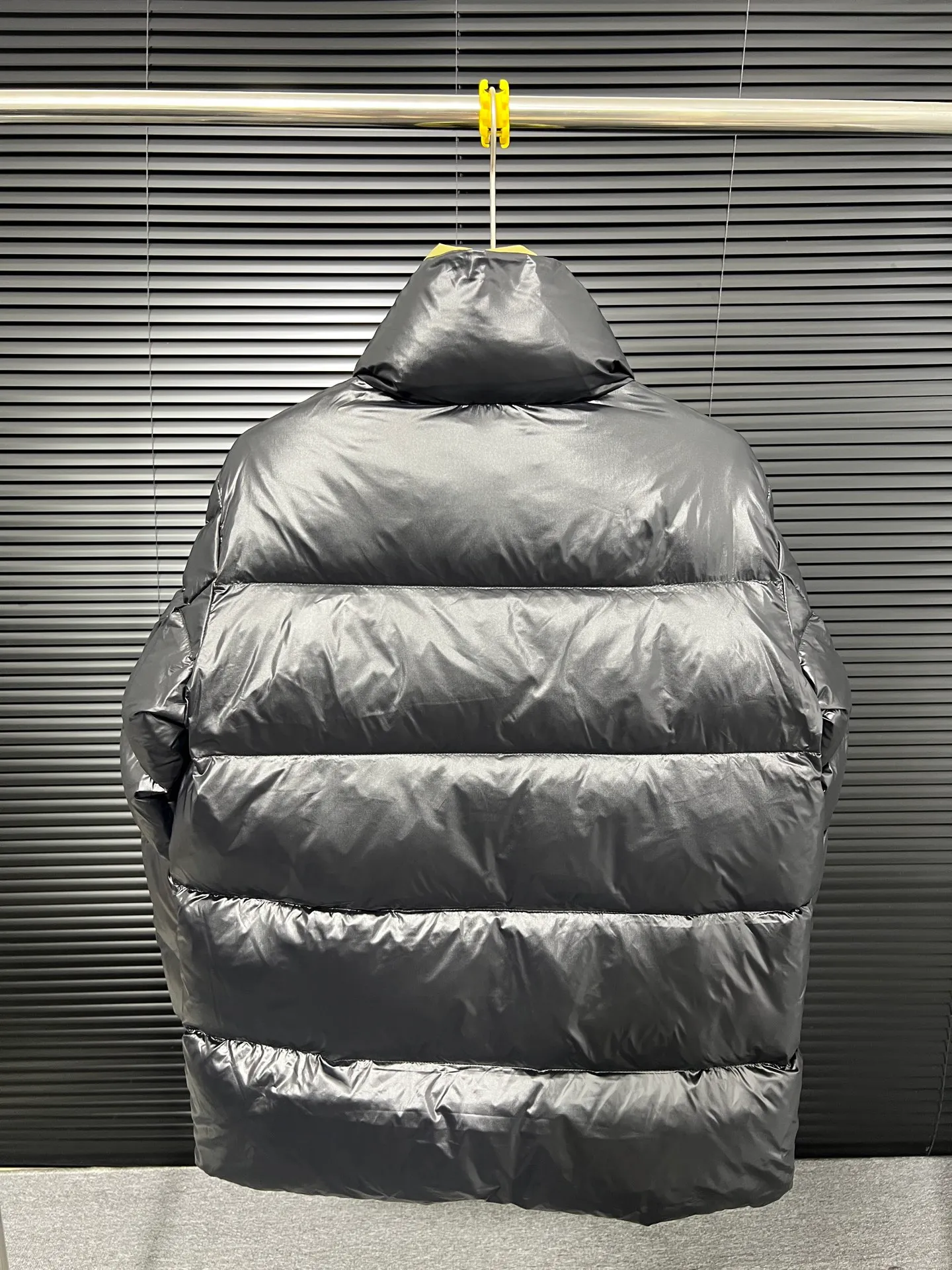 P720 top version】Details of large quantities of goods MONCLER/Meng Mou 1952 Green Fat Man Long Sleeve Down Jacket Mouth DERVOX limited color matching 1952 joint model. Can be made as a couple version. The style adopts pop colors and is decorated with eye-catching logo patches. It has achieved a series of misunderstandings such as the original NFC inductive anti-counterfeiting chip, the national standard 95% pure white duck down, the exclusive use of top-grade down on the market, and never fake goose down. Perfect filling using direct velvet filling technology, the fluffy texture is very good. The lightness, warmth and cold protection ability are improved to the maximum. The original processing factory produces electroplated hardware, all customized by the original factory, and not all types of replicas on the market. Style number: 5604 Color: black Code number: 1.2.3.4.5
