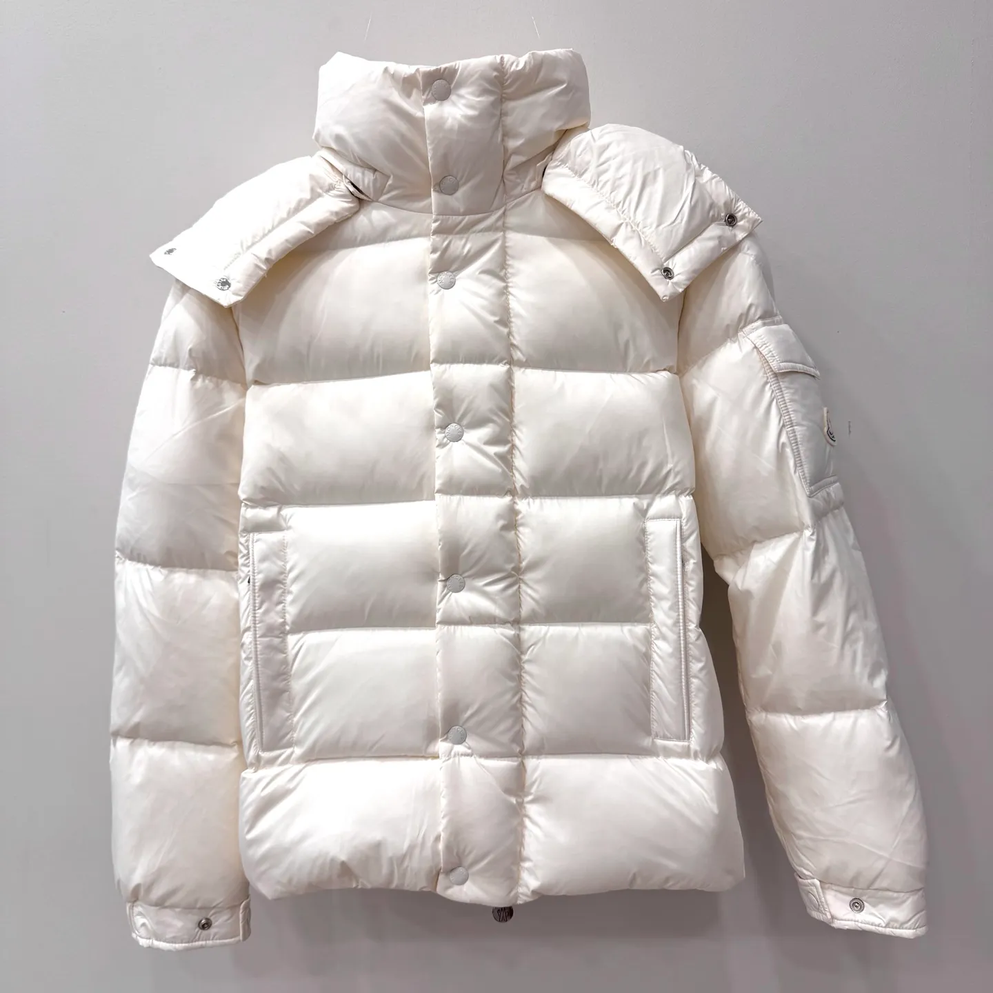 P860 Moncler Maya matte hooded short down jacket] This Moncler Maya 70 men's short down jacket is an essential warm item that highlights Moncler's style characteristics. The Moncler Maya 70 down jacket is made from longue saison fabric, which is both warm and lightweight. Short design with hood that can be easily removed depending on the weather. Signature patch pockets at sleeves. Details •Made in longue saison fabric •Nylon léger lining •Down filled •Removable and adjustable hood •Zip and snap fastening •Zip pockets •Patch pockets on sleeves •Adjustable cuffs •Drawstring hem •Size: 123