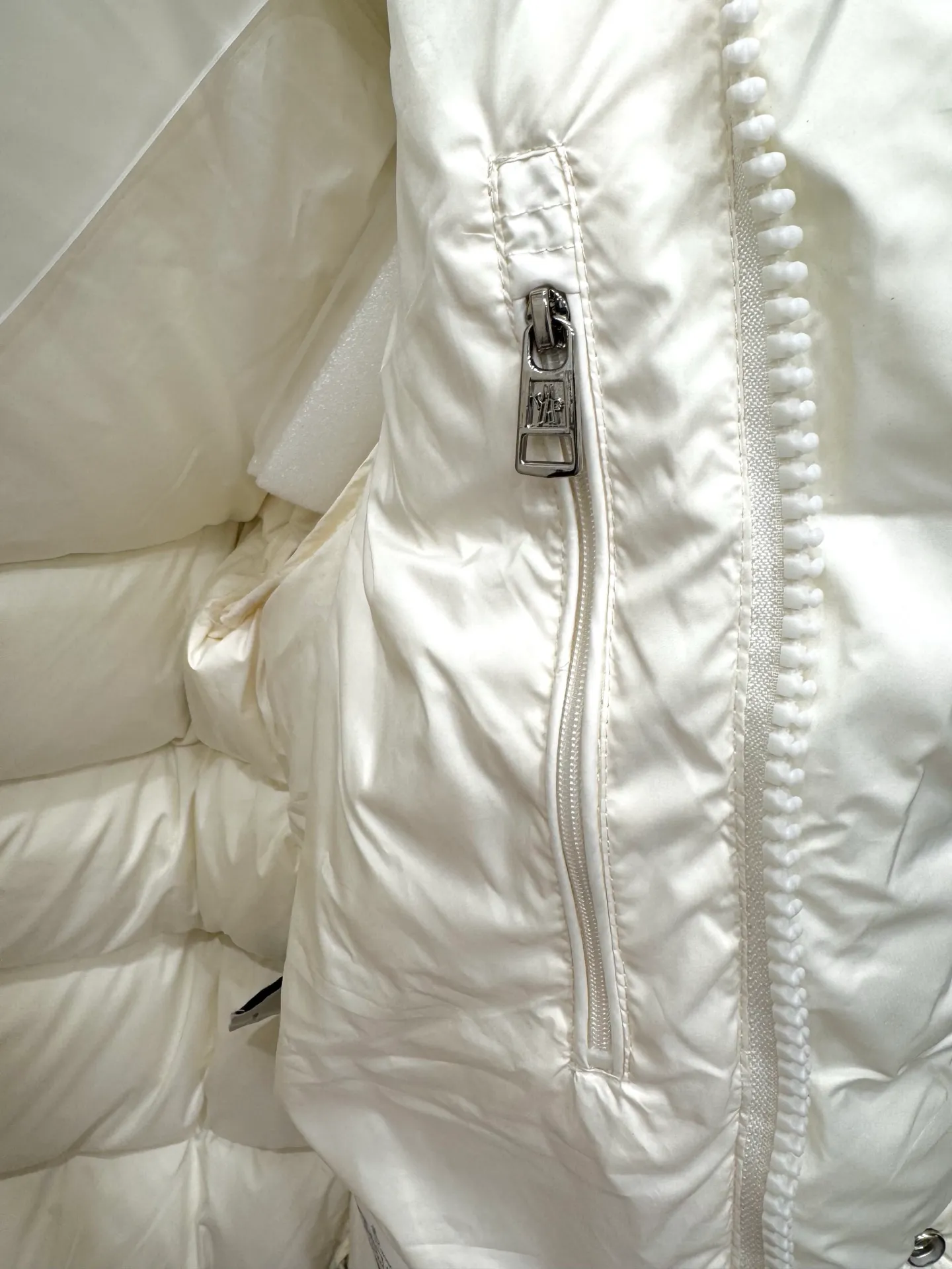 P860 Moncler Maya matte hooded short down jacket] This Moncler Maya 70 men's short down jacket is an essential warm item that highlights Moncler's style characteristics. The Moncler Maya 70 down jacket is made from longue saison fabric, which is both warm and lightweight. Short design with hood that can be easily removed depending on the weather. Signature patch pockets at sleeves. Details •Made in longue saison fabric •Nylon léger lining •Down filled •Removable and adjustable hood •Zip and snap fastening •Zip pockets •Patch pockets on sleeves •Adjustable cuffs •Drawstring hem •Size: 123
