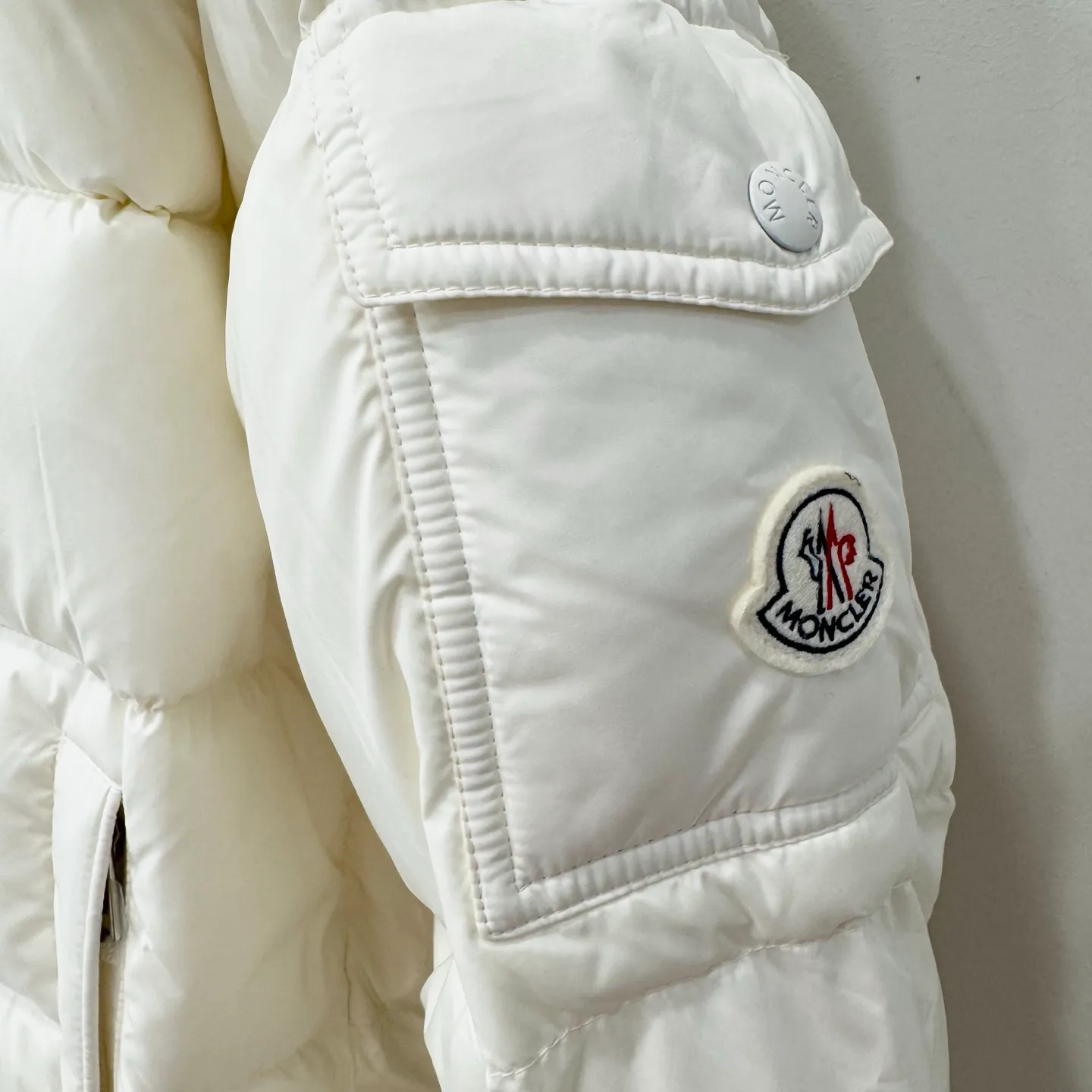 P860 Moncler Maya matte hooded short down jacket] This Moncler Maya 70 men's short down jacket is an essential warm item that highlights Moncler's style characteristics. The Moncler Maya 70 down jacket is made from longue saison fabric, which is both warm and lightweight. Short design with hood that can be easily removed depending on the weather. Signature patch pockets at sleeves. Details •Made in longue saison fabric •Nylon léger lining •Down filled •Removable and adjustable hood •Zip and snap fastening •Zip pockets •Patch pockets on sleeves •Adjustable cuffs •Drawstring hem •Size: 123