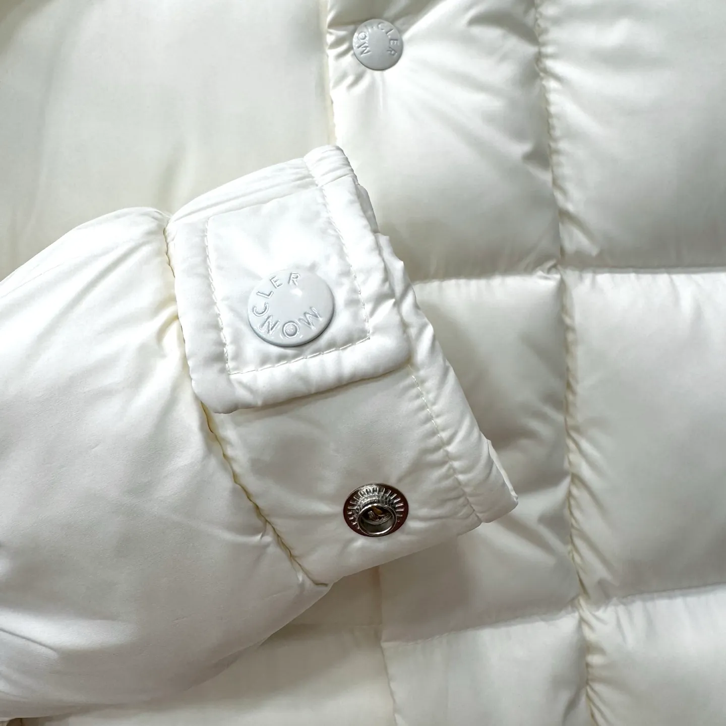 P860 Moncler Maya matte hooded short down jacket] This Moncler Maya 70 men's short down jacket is an essential warm item that highlights Moncler's style characteristics. The Moncler Maya 70 down jacket is made from longue saison fabric, which is both warm and lightweight. Short design with hood that can be easily removed depending on the weather. Signature patch pockets at sleeves. Details •Made in longue saison fabric •Nylon léger lining •Down filled •Removable and adjustable hood •Zip and snap fastening •Zip pockets •Patch pockets on sleeves •Adjustable cuffs •Drawstring hem •Size: 123