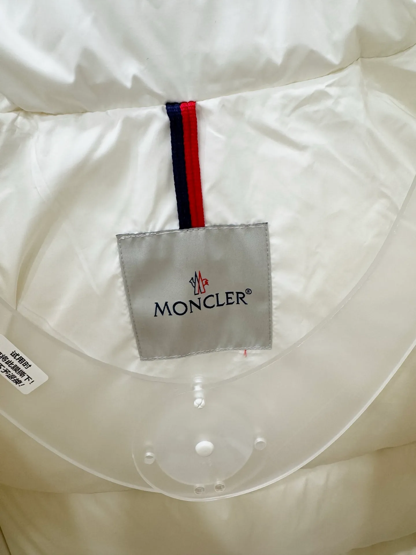 P860 Moncler Maya matte hooded short down jacket] This Moncler Maya 70 men's short down jacket is an essential warm item that highlights Moncler's style characteristics. The Moncler Maya 70 down jacket is made from longue saison fabric, which is both warm and lightweight. Short design with hood that can be easily removed depending on the weather. Signature patch pockets at sleeves. Details •Made in longue saison fabric •Nylon léger lining •Down filled •Removable and adjustable hood •Zip and snap fastening •Zip pockets •Patch pockets on sleeves •Adjustable cuffs •Drawstring hem •Size: 123