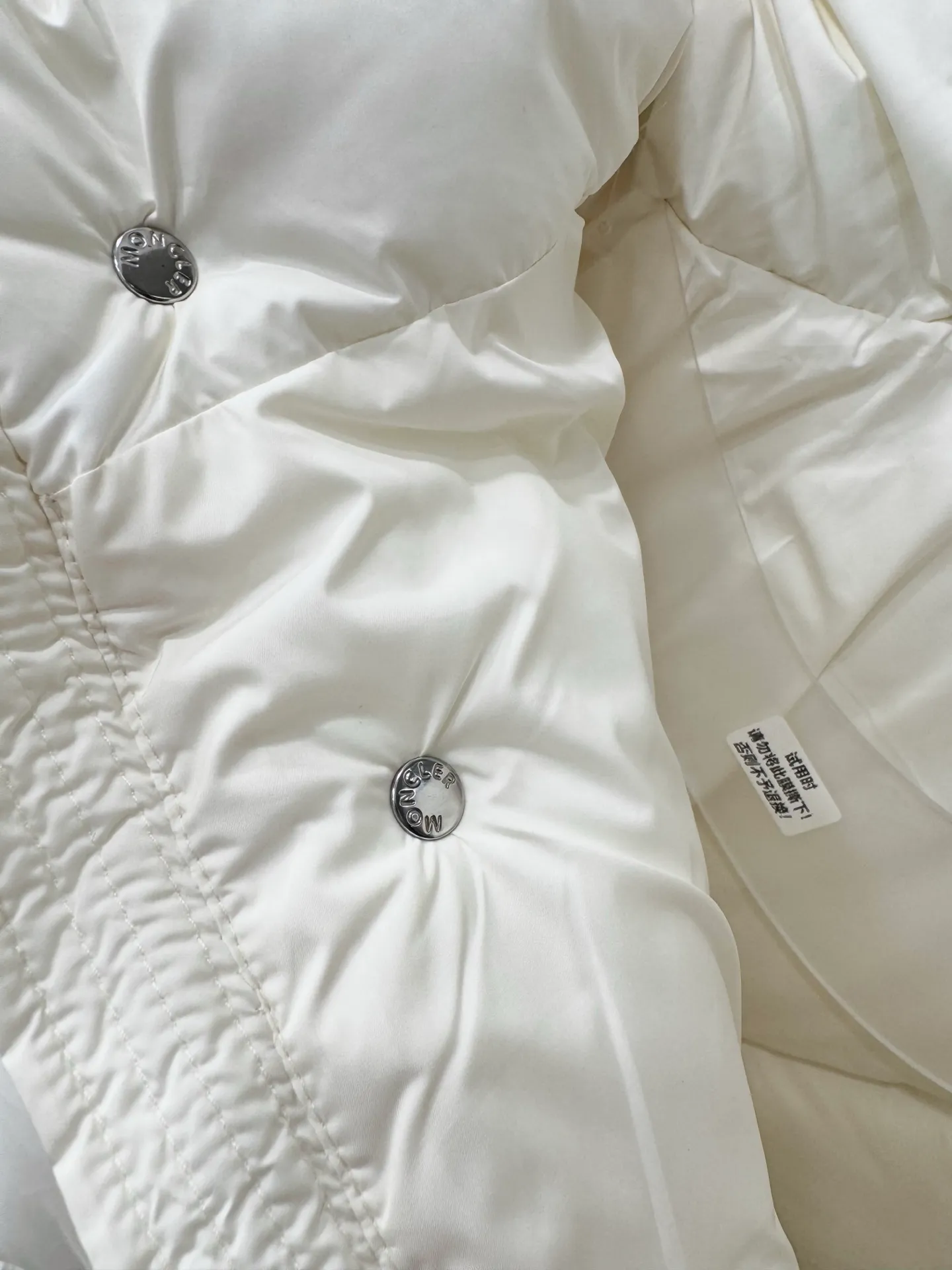 P860 Moncler Maya matte hooded short down jacket] This Moncler Maya 70 men's short down jacket is an essential warm item that highlights Moncler's style characteristics. The Moncler Maya 70 down jacket is made from longue saison fabric, which is both warm and lightweight. Short design with hood that can be easily removed depending on the weather. Signature patch pockets at sleeves. Details •Made in longue saison fabric •Nylon léger lining •Down filled •Removable and adjustable hood •Zip and snap fastening •Zip pockets •Patch pockets on sleeves •Adjustable cuffs •Drawstring hem •Size: 123