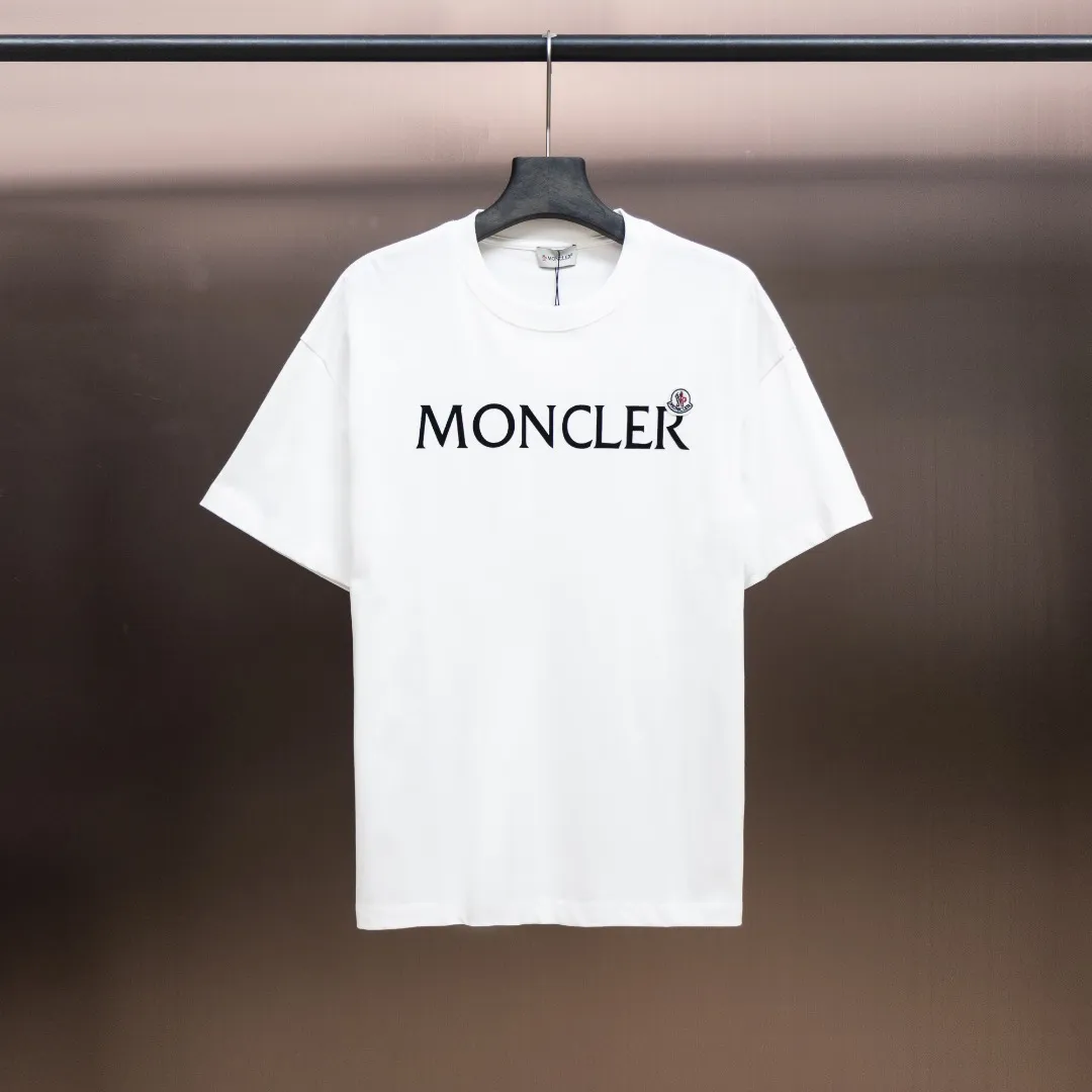 P150 Moncler2025 new early spring new men's and women's short-sleeved T-shirt, available at counters simultaneously! Customized exclusive pure cotton fabric, customized original craft threads, and heavy-duty letter logo craft design on the chest! Simple and elegant, easy to match and versatile, extremely high-grade, perfectly integrated into fashion and style, it is a top-notch fashionable style that is perfect for outer wear! The whole thing gives people a natural feeling! The ultimate classic versatile short-sleeved T-shirt, designed with the latest three-dimensional letter logo graphic elements! The ultimate heavy work, the ultimate perfection! Fans who pursue high quality should rush to buy it by themselves, and we sincerely invite all fans who know the goods to appreciate this model together! ! Color: Black White Size: XS S M L