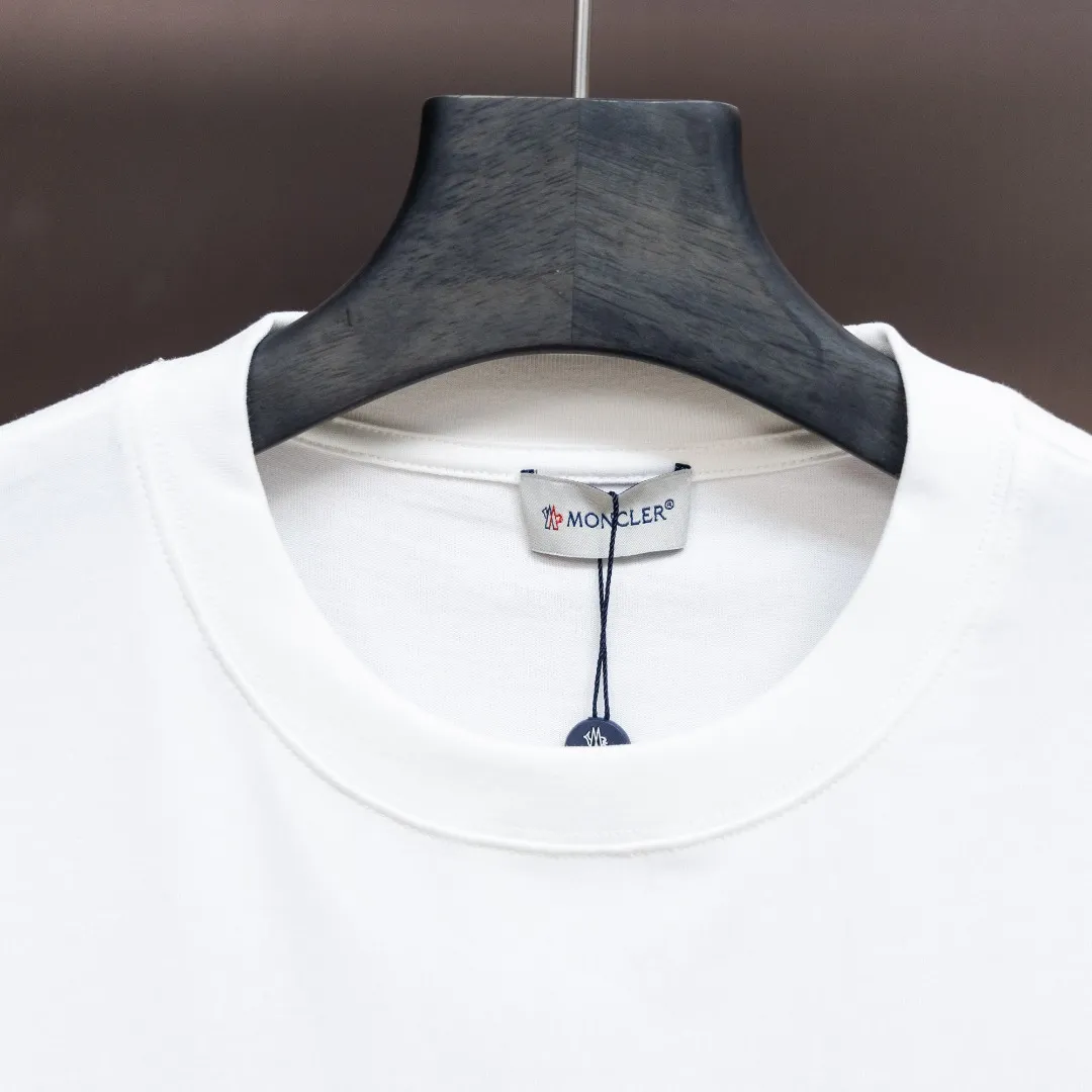 P150 Moncler2025 new early spring new men's and women's short-sleeved T-shirt, available at counters simultaneously! Customized exclusive pure cotton fabric, customized original craft threads, and heavy-duty letter logo craft design on the chest! Simple and elegant, easy to match and versatile, extremely high-grade, perfectly integrated into fashion and style, it is a top-notch fashionable style that is perfect for outer wear! The whole thing gives people a natural feeling! The ultimate classic versatile short-sleeved T-shirt, designed with the latest three-dimensional letter logo graphic elements! The ultimate heavy work, the ultimate perfection! Fans who pursue high quality should rush to buy it by themselves, and we sincerely invite all fans who know the goods to appreciate this model together! ! Color: Black White Size: XS S M L