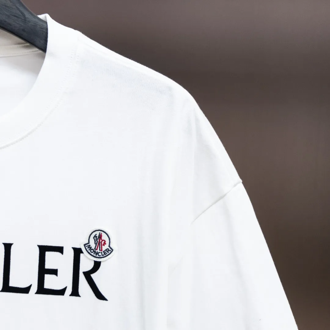 P150 Moncler2025 new early spring new men's and women's short-sleeved T-shirt, available at counters simultaneously! Customized exclusive pure cotton fabric, customized original craft threads, and heavy-duty letter logo craft design on the chest! Simple and elegant, easy to match and versatile, extremely high-grade, perfectly integrated into fashion and style, it is a top-notch fashionable style that is perfect for outer wear! The whole thing gives people a natural feeling! The ultimate classic versatile short-sleeved T-shirt, designed with the latest three-dimensional letter logo graphic elements! The ultimate heavy work, the ultimate perfection! Fans who pursue high quality should rush to buy it by themselves, and we sincerely invite all fans who know the goods to appreciate this model together! ! Color: Black White Size: XS S M L