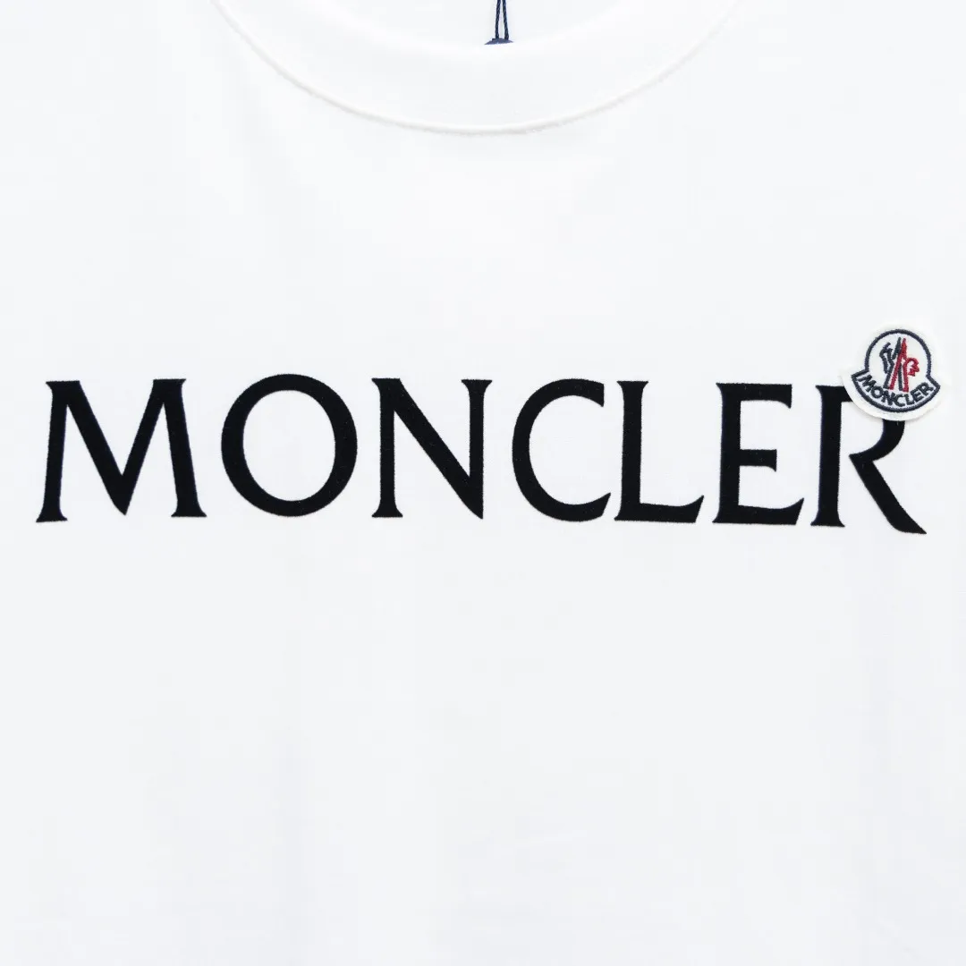 P150 Moncler2025 new early spring new men's and women's short-sleeved T-shirt, available at counters simultaneously! Customized exclusive pure cotton fabric, customized original craft threads, and heavy-duty letter logo craft design on the chest! Simple and elegant, easy to match and versatile, extremely high-grade, perfectly integrated into fashion and style, it is a top-notch fashionable style that is perfect for outer wear! The whole thing gives people a natural feeling! The ultimate classic versatile short-sleeved T-shirt, designed with the latest three-dimensional letter logo graphic elements! The ultimate heavy work, the ultimate perfection! Fans who pursue high quality should rush to buy it by themselves, and we sincerely invite all fans who know the goods to appreciate this model together! ! Color: Black White Size: XS S M L