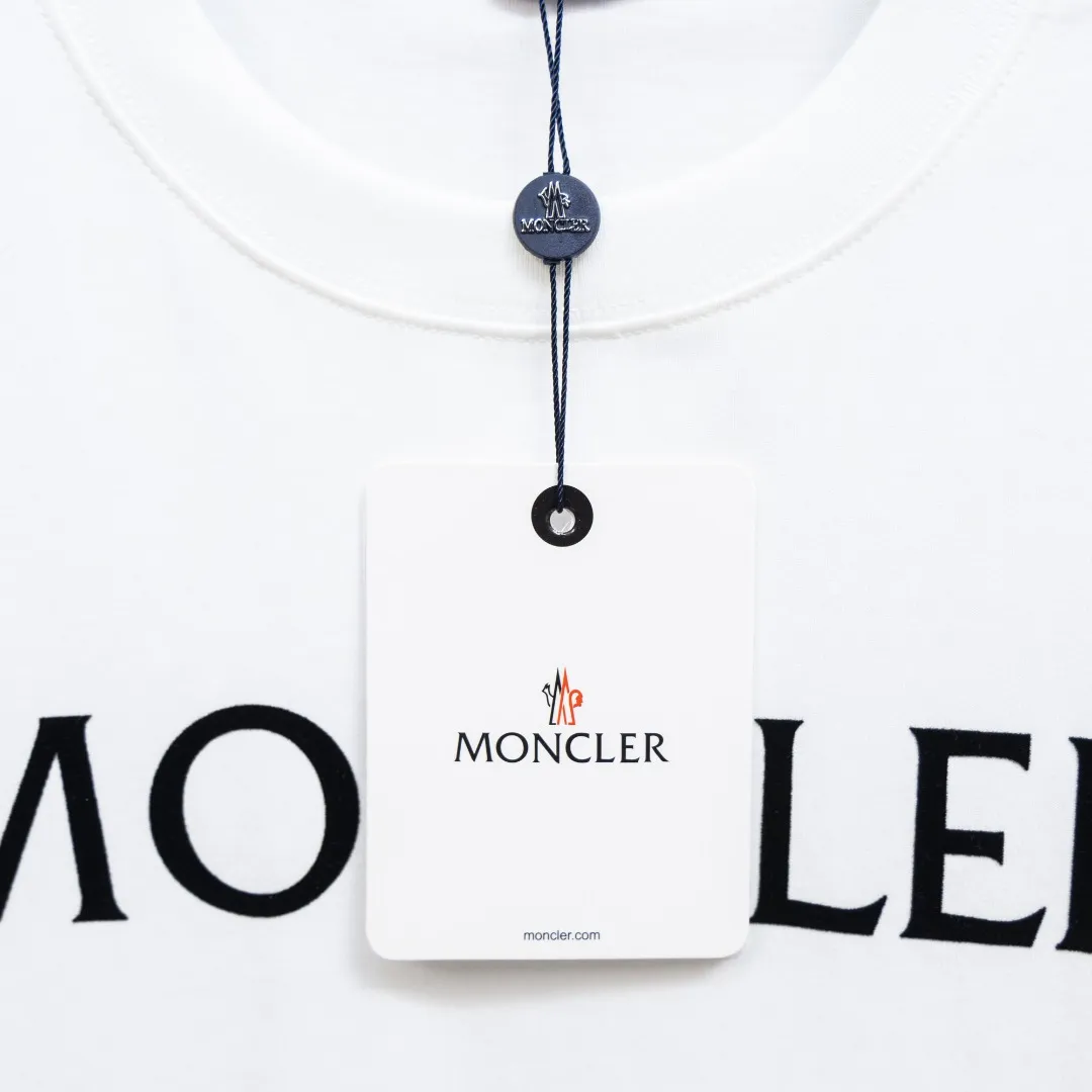 P150 Moncler2025 new early spring new men's and women's short-sleeved T-shirt, available at counters simultaneously! Customized exclusive pure cotton fabric, customized original craft threads, and heavy-duty letter logo craft design on the chest! Simple and elegant, easy to match and versatile, extremely high-grade, perfectly integrated into fashion and style, it is a top-notch fashionable style that is perfect for outer wear! The whole thing gives people a natural feeling! The ultimate classic versatile short-sleeved T-shirt, designed with the latest three-dimensional letter logo graphic elements! The ultimate heavy work, the ultimate perfection! Fans who pursue high quality should rush to buy it by themselves, and we sincerely invite all fans who know the goods to appreciate this model together! ! Color: Black White Size: XS S M L